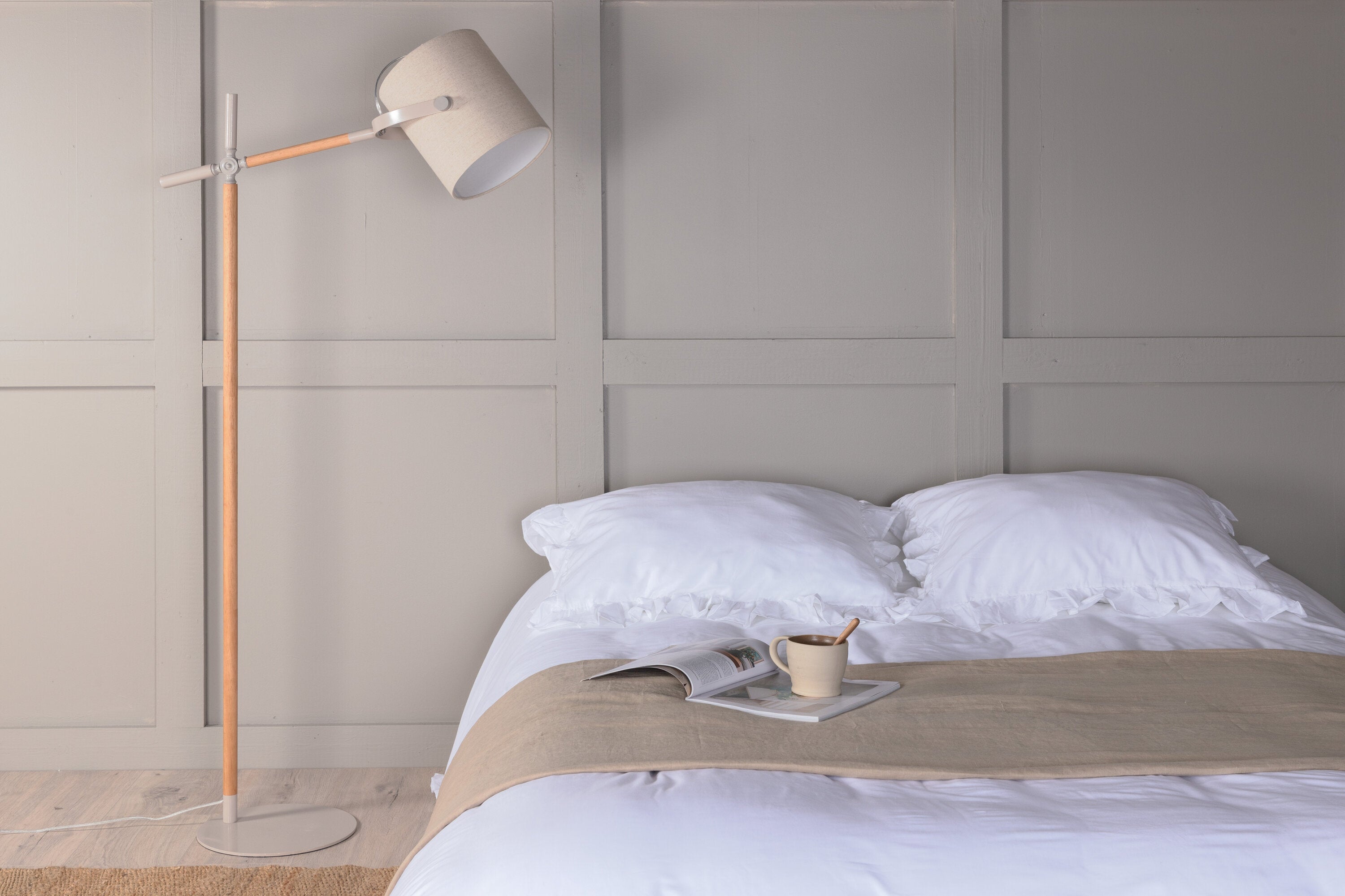Dennis Stehleuchte in Beige präsentiert im Onlineshop von KAQTU Design AG. Stehleuchte ist von Venture Home