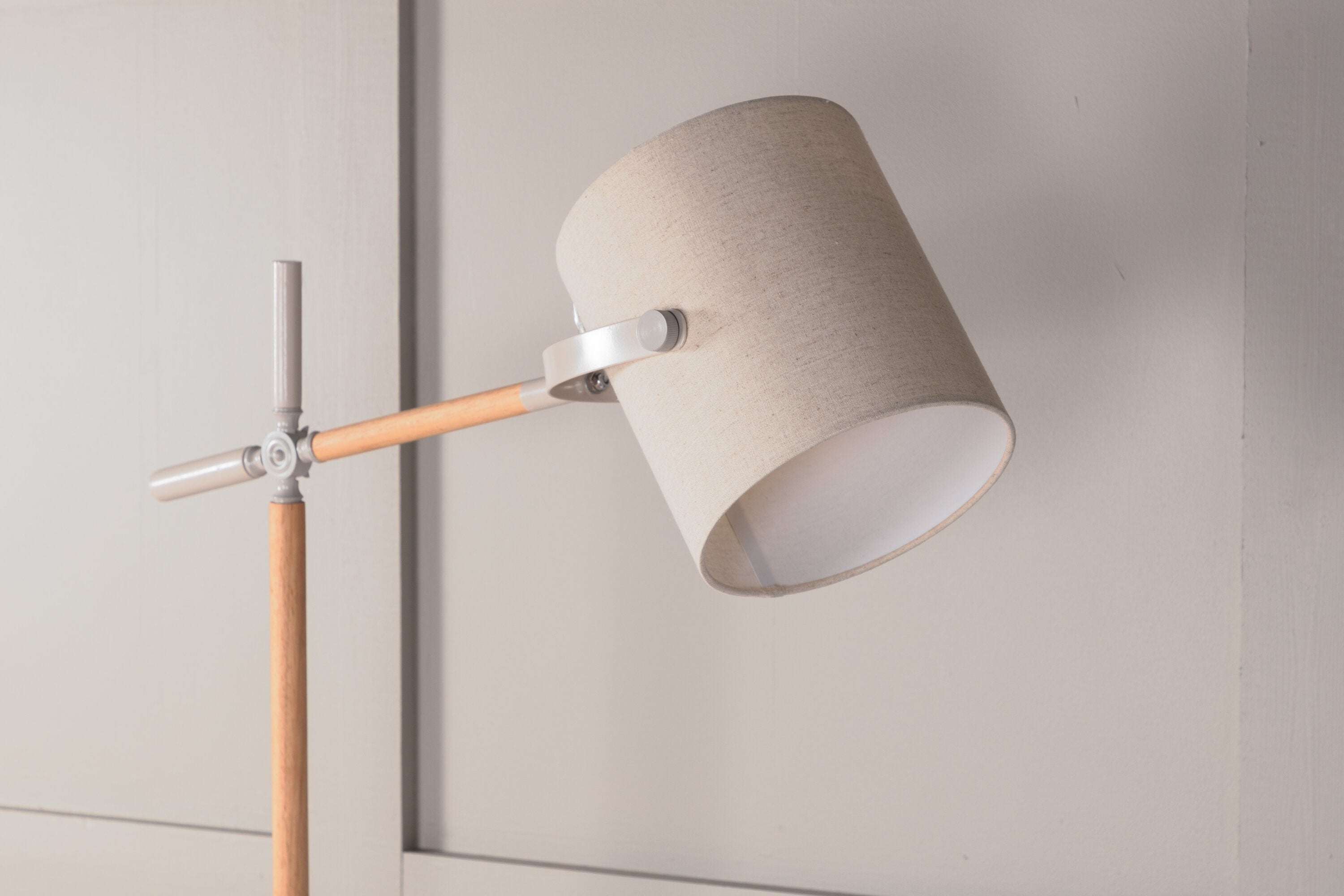 Dennis Stehleuchte in Beige präsentiert im Onlineshop von KAQTU Design AG. Stehleuchte ist von Venture Home