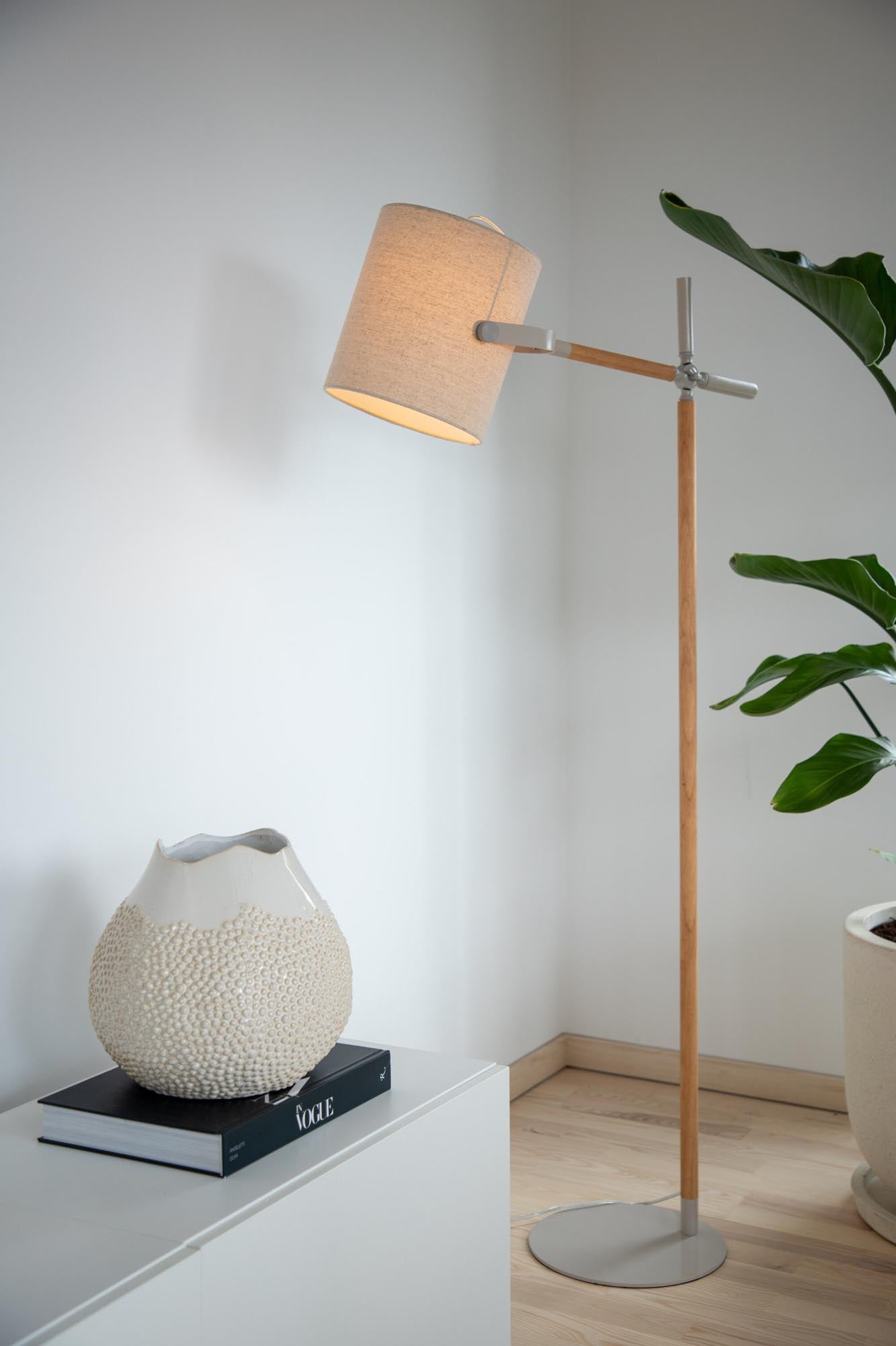 Dennis Stehleuchte in Beige präsentiert im Onlineshop von KAQTU Design AG. Stehleuchte ist von Venture Home