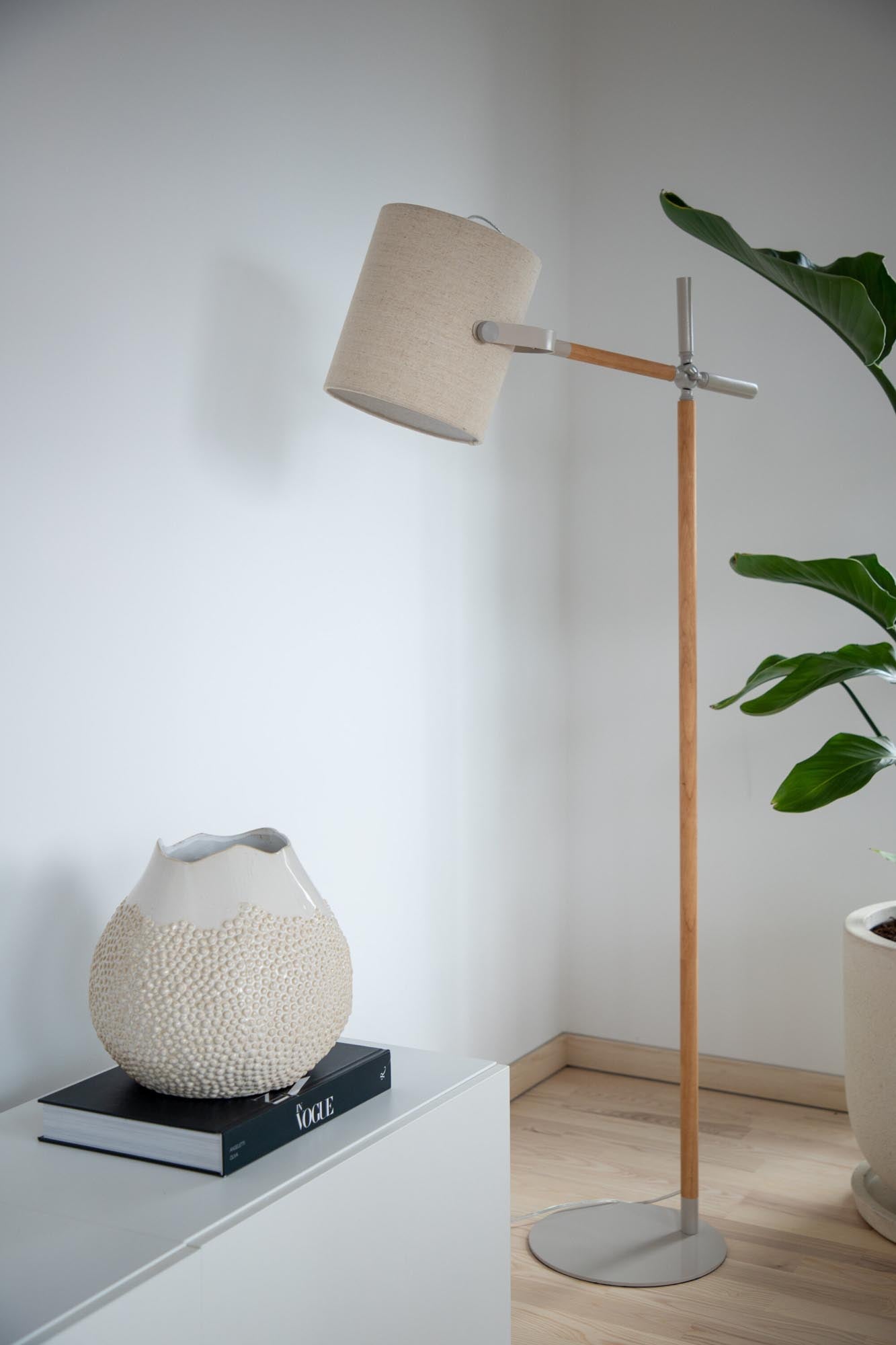 Dennis Stehleuchte in Beige präsentiert im Onlineshop von KAQTU Design AG. Stehleuchte ist von Venture Home