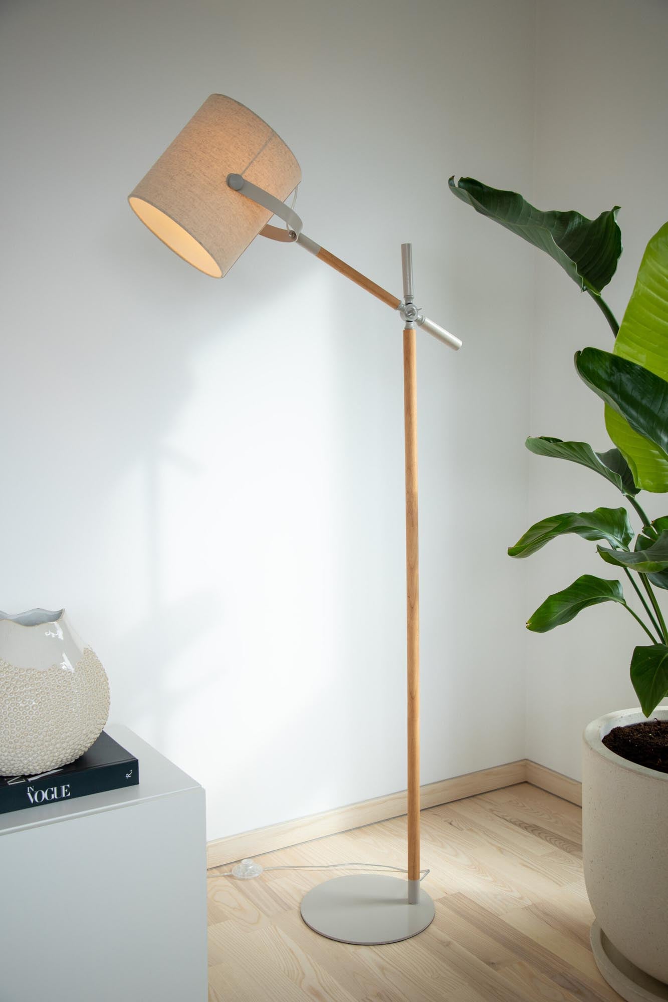 Dennis Stehleuchte in Beige präsentiert im Onlineshop von KAQTU Design AG. Stehleuchte ist von Venture Home