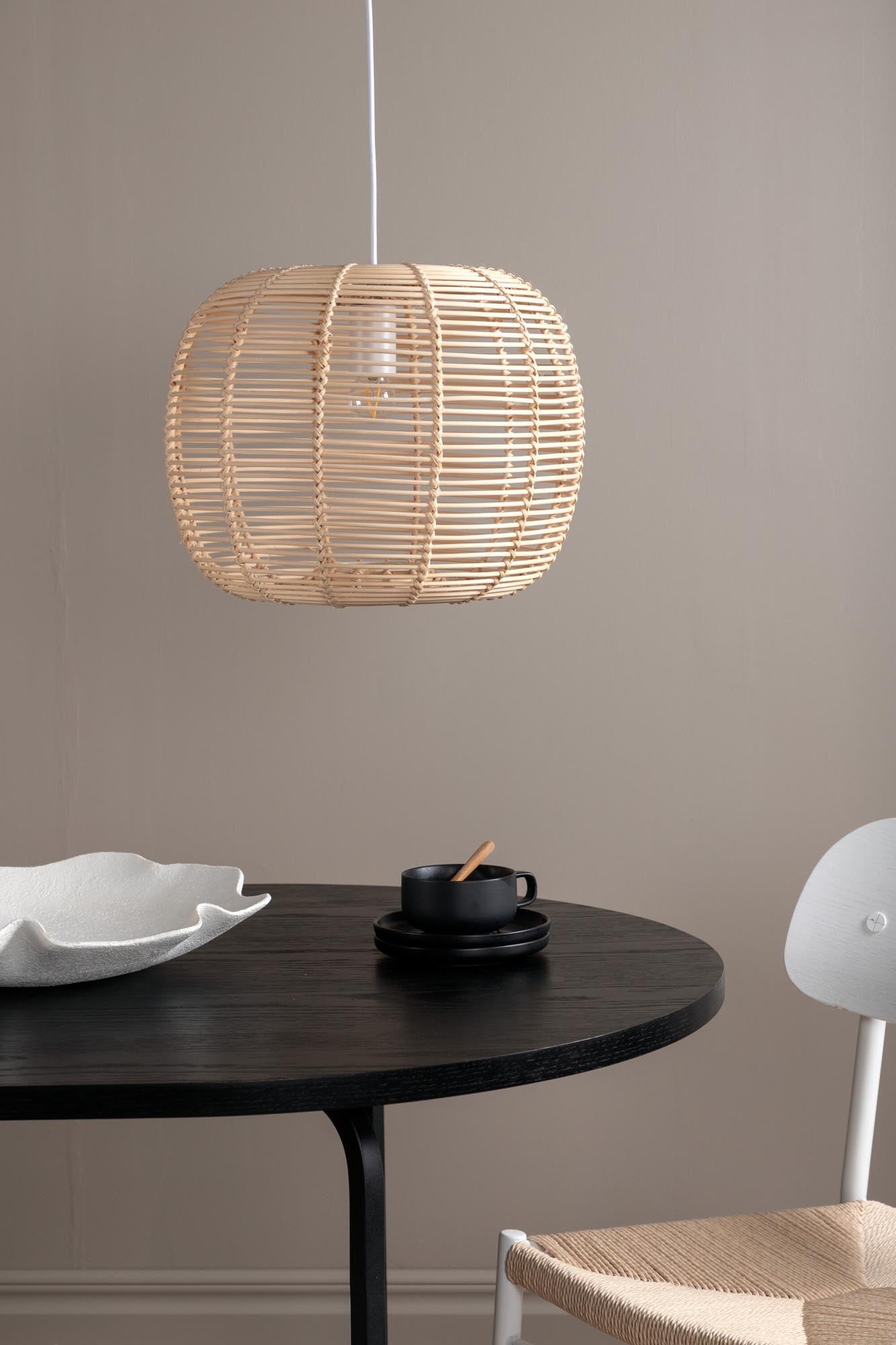 Die Fence Pendelleuchte von Venture Home aus hochwertigem Rattan bringt Wärme und Stil in Ihr Zuhause, ideal für gemütliche Atmosphären.