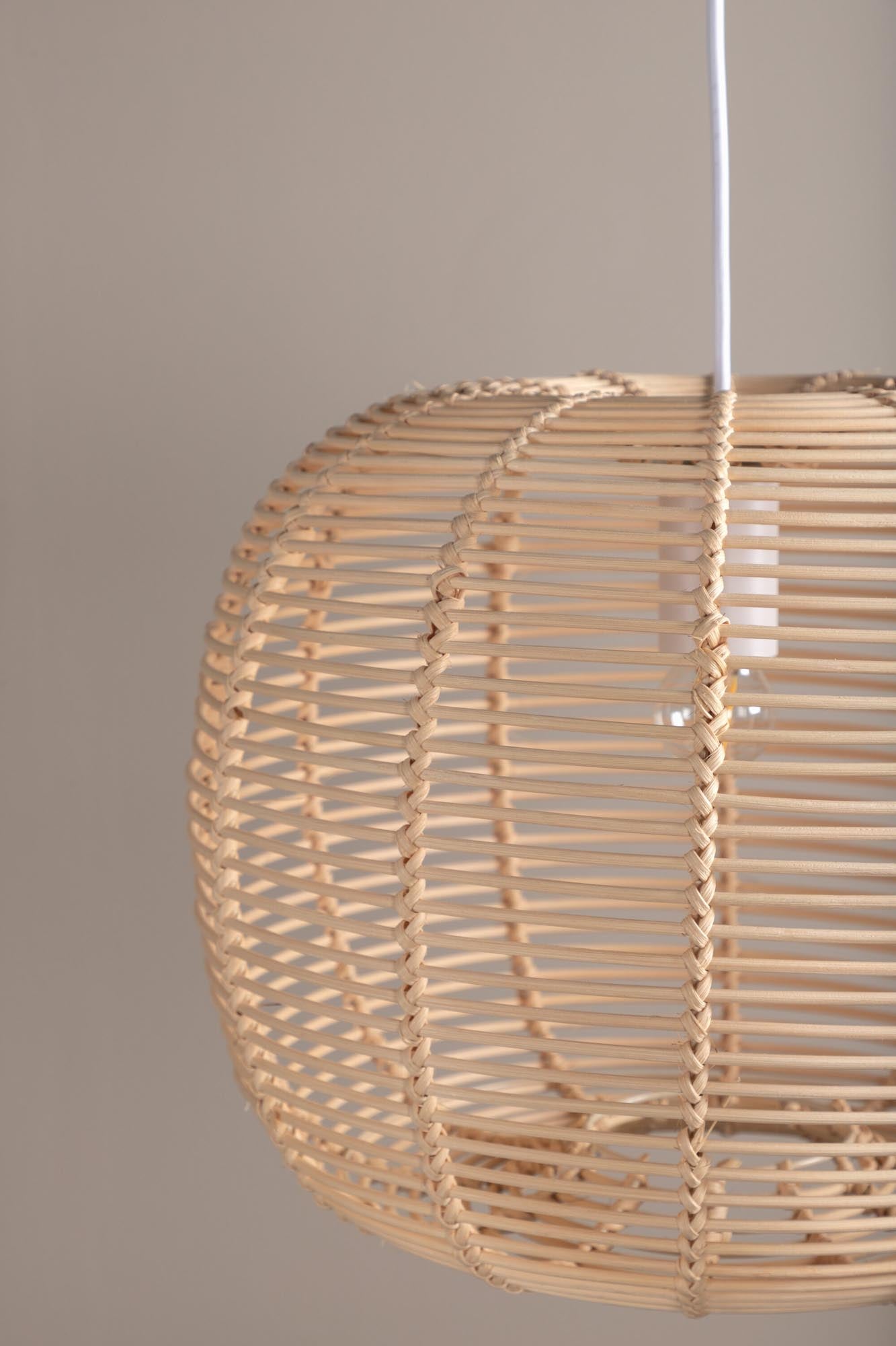 Die Fence Pendelleuchte von Venture Home: Elegantes Rattan-Design, das warmes Licht und zeitlose Ästhetik in Ihr Zuhause bringt.