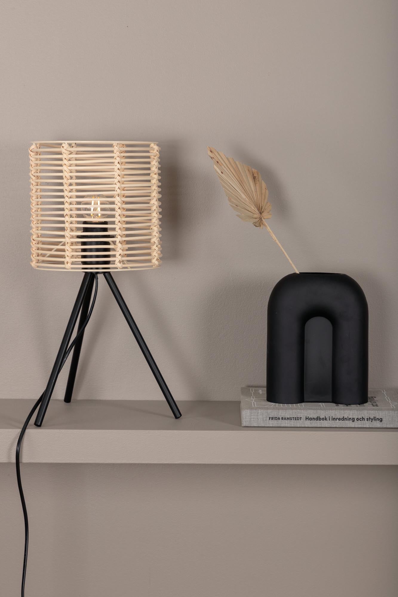 Stilvolle Tischleuchte Fence von Venture Home aus natürlichem Rattan.