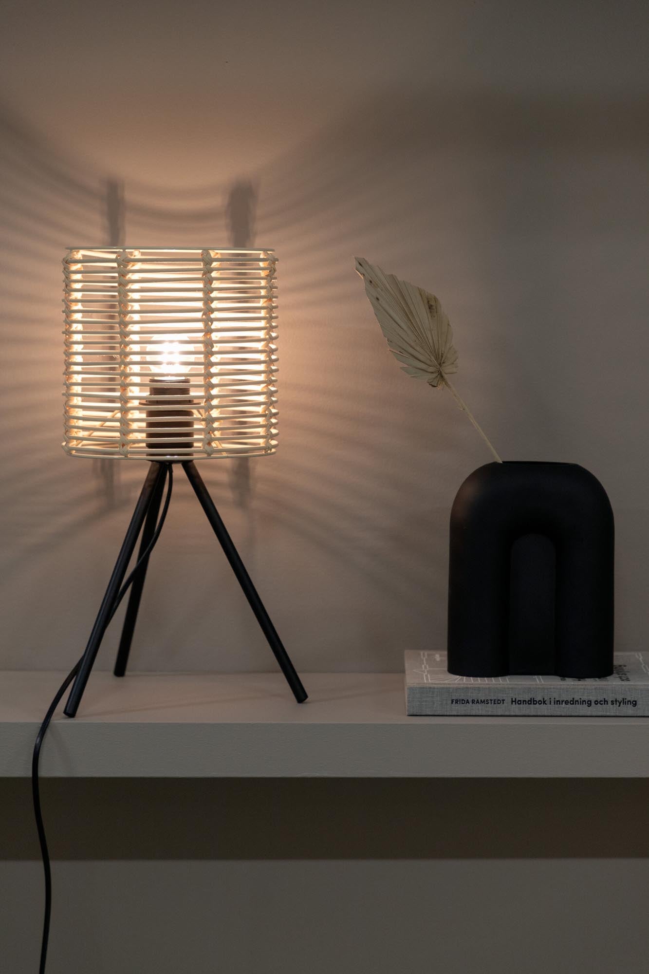 Elegante Tischleuchte aus Rattan, ideal für moderne Räume. Minimalistisches Design, sanftes Licht, vielseitig einsetzbar.