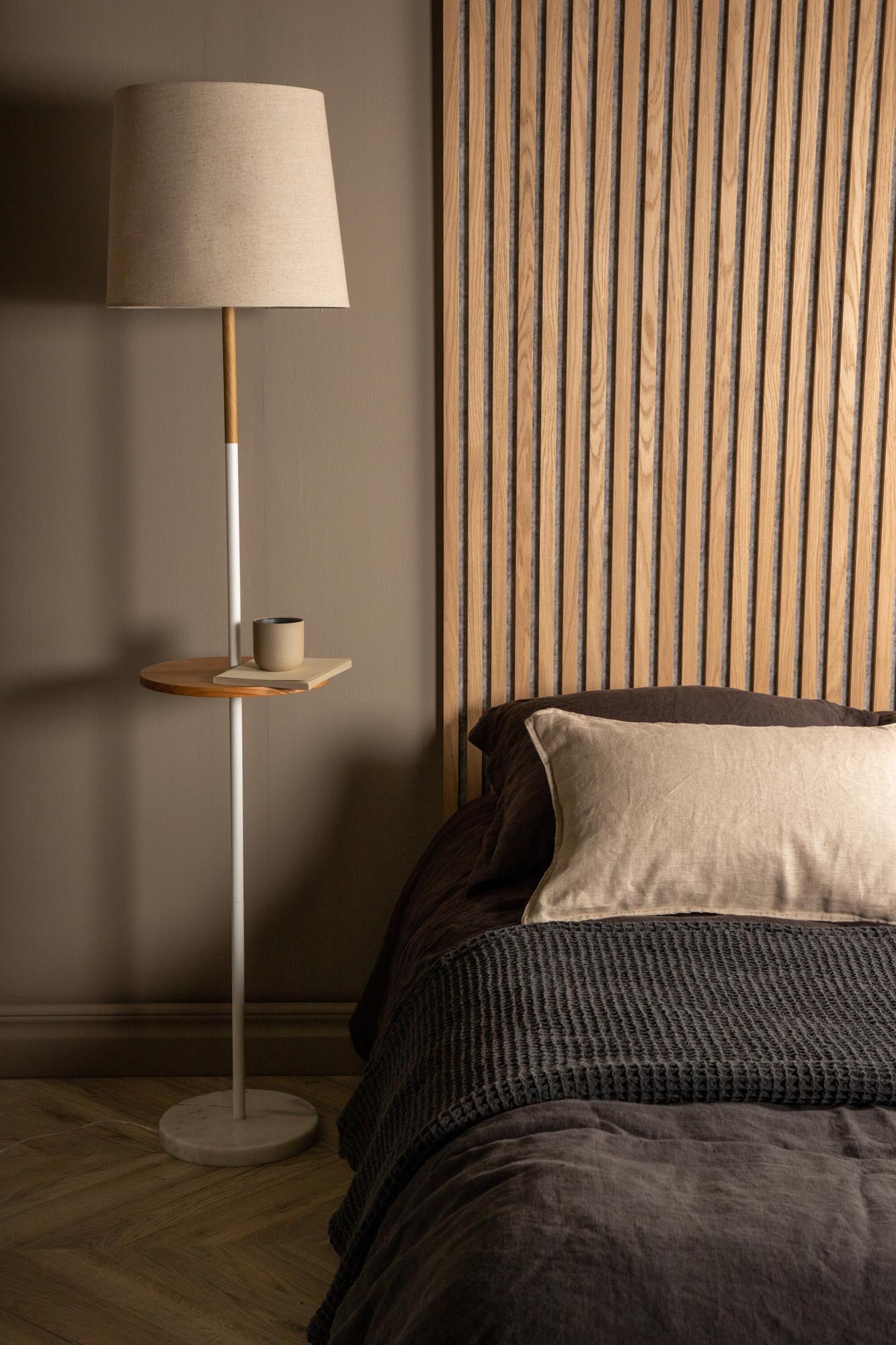 Hattman Stehleuchte in Beige präsentiert im Onlineshop von KAQTU Design AG. Stehleuchte ist von Venture Home