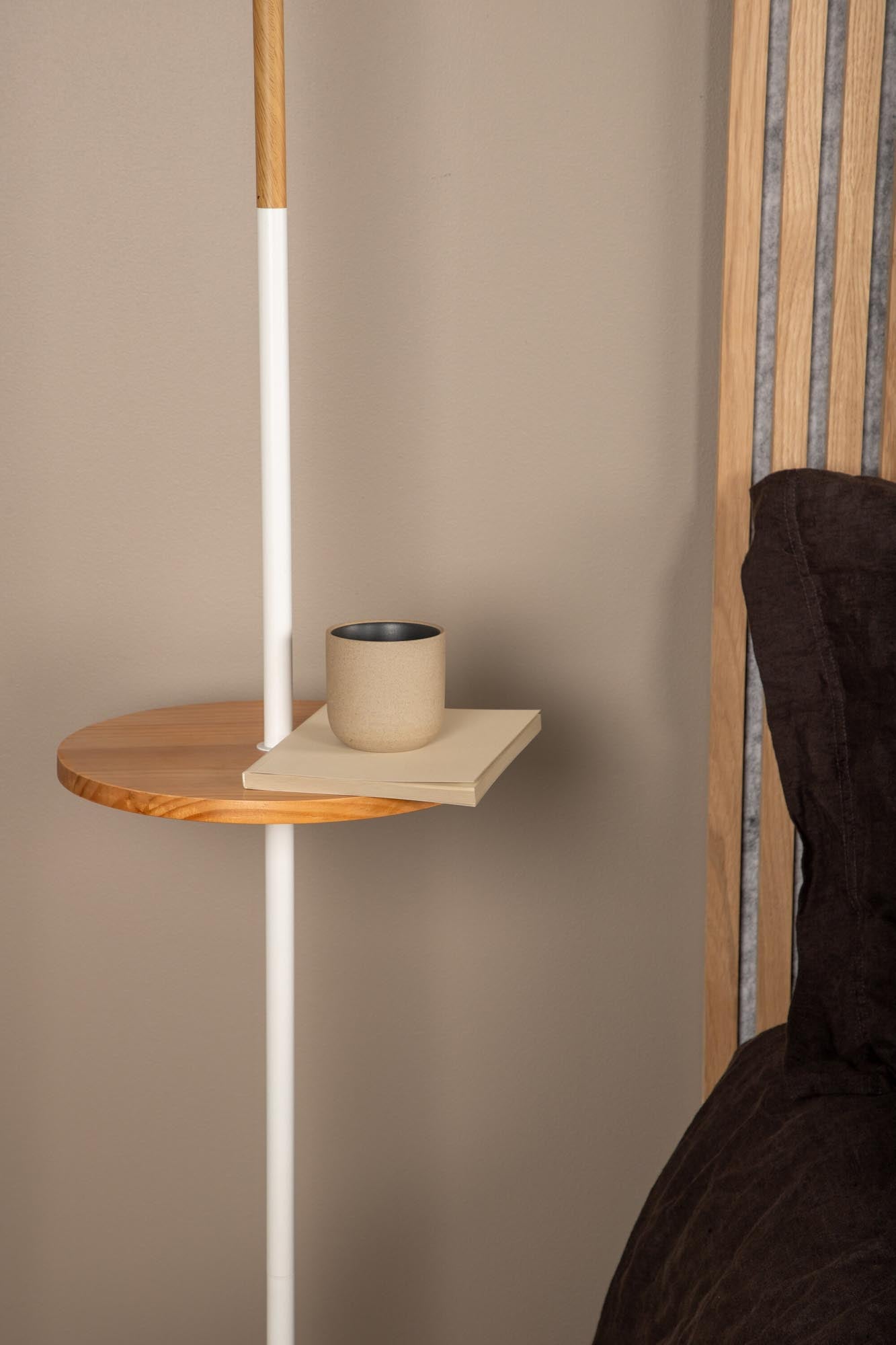 Hattman Stehleuchte in Beige präsentiert im Onlineshop von KAQTU Design AG. Stehleuchte ist von Venture Home