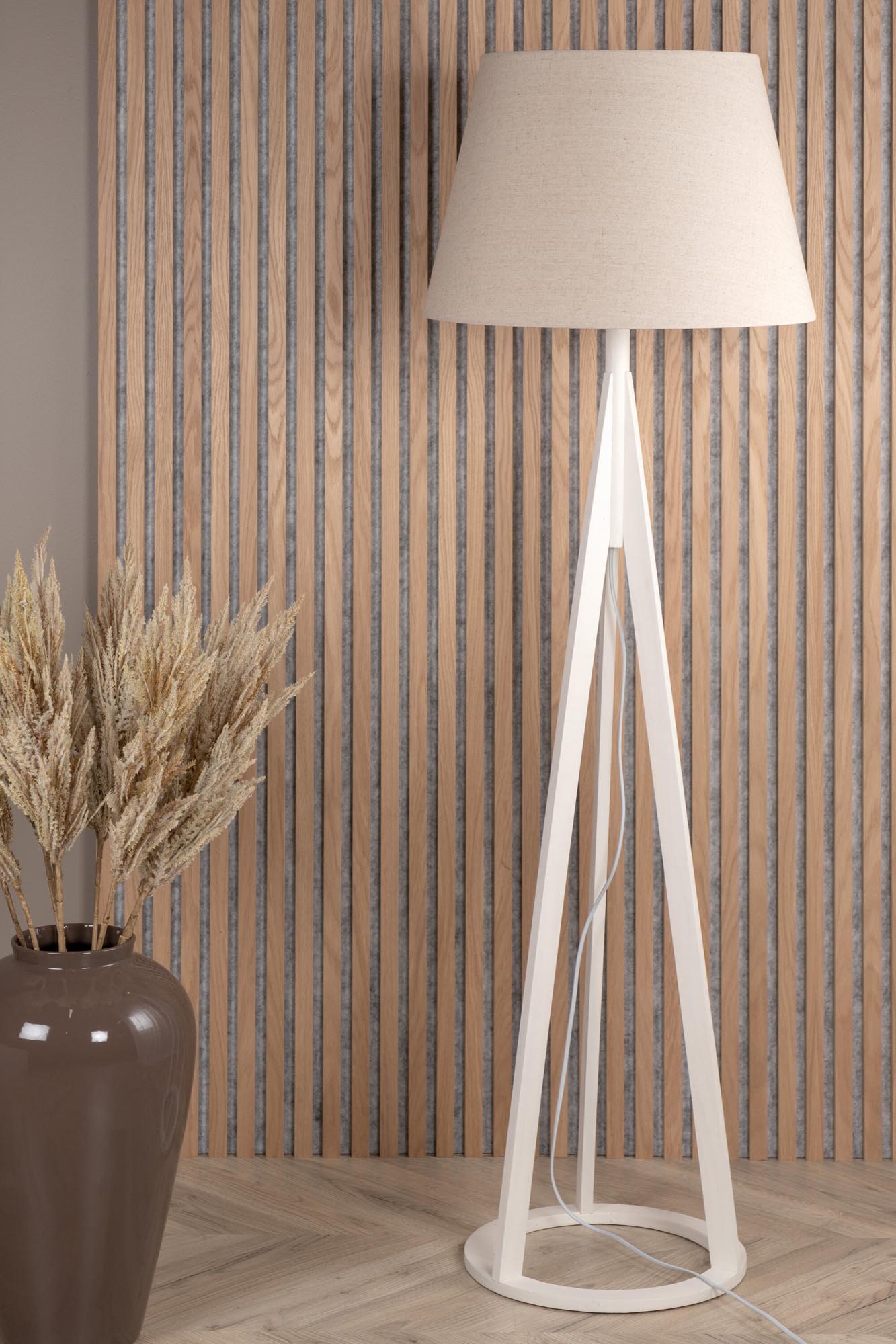 Kona Stehleuchte in Weiss präsentiert im Onlineshop von KAQTU Design AG. Stehleuchte ist von Venture Home
