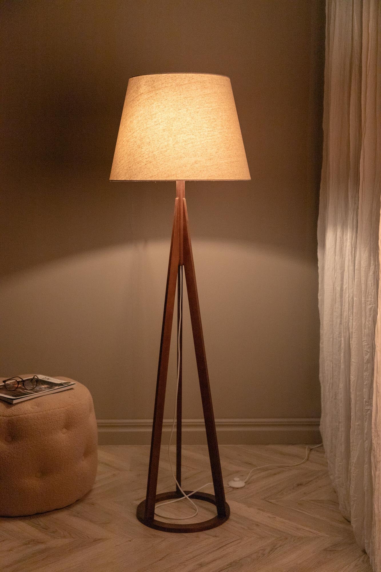 Kona Stehleuchte: Modernes Design trifft auf sanftes Lichtambiente.