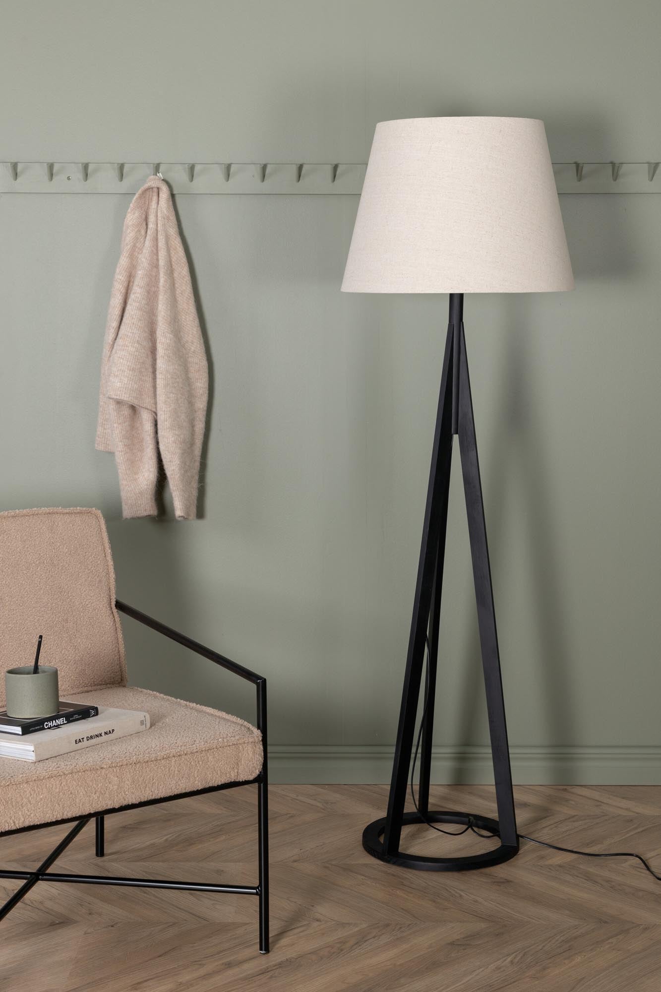 Kona Stehleuchte von Venture Home: Zeitloses Design trifft auf funktionale Eleganz für einladende Wohnatmosphäre.