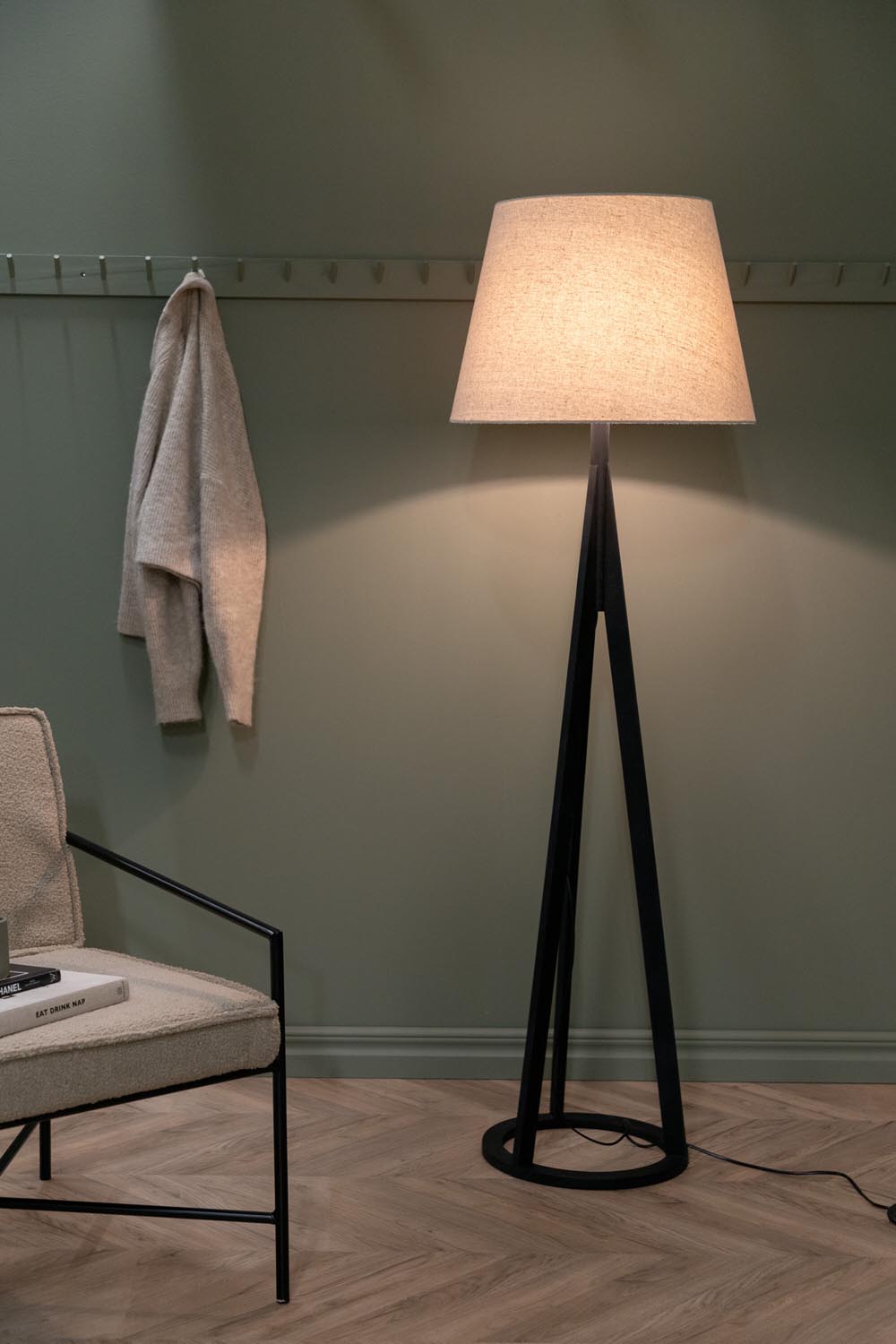 Kona Stehleuchte in Schwarz präsentiert im Onlineshop von KAQTU Design AG. Stehleuchte ist von Venture Home