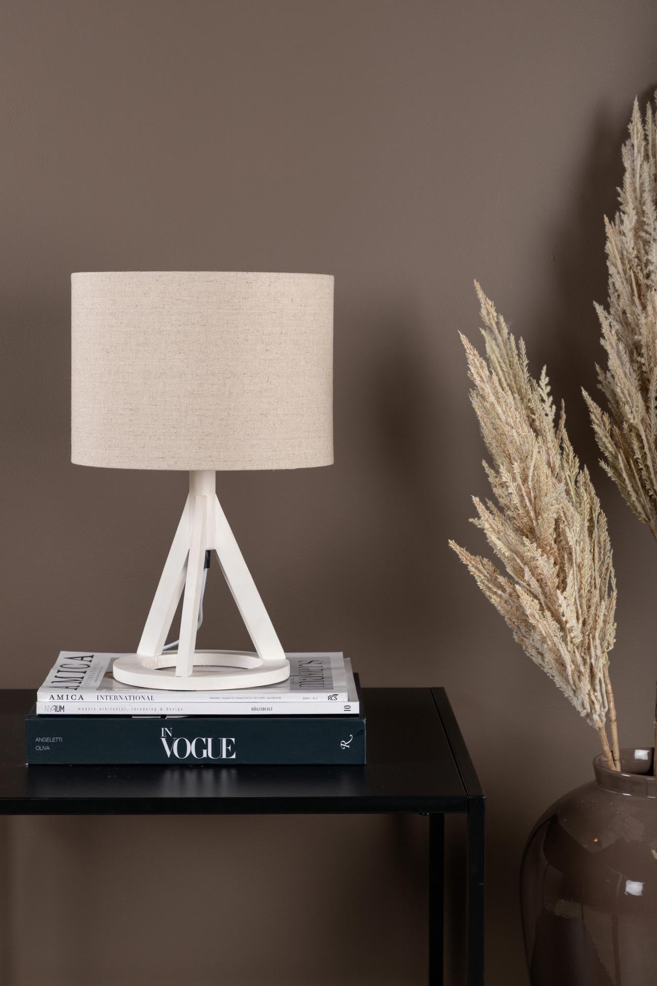 Kona Tischleuchte in Weiss präsentiert im Onlineshop von KAQTU Design AG. Tischleuchte ist von Venture Home