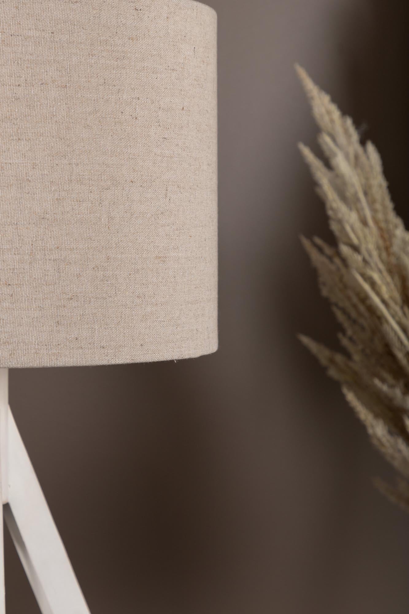 Kona Tischleuchte von Venture Home: Elegante Leuchte mit schwarzem Gestell und Leinenlampenschirm für gemütliche Atmosphäre und stilvolle Akzente.