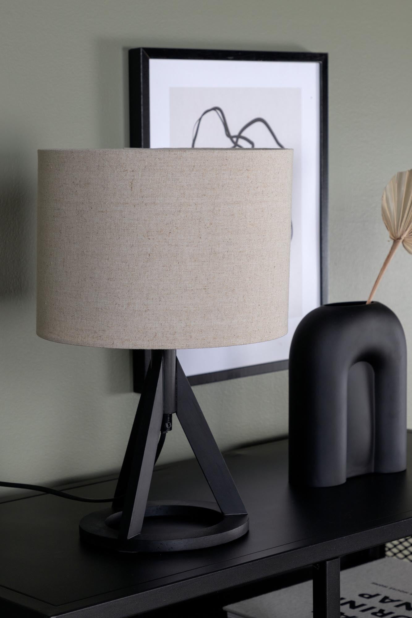Kona Tischleuchte von Venture Home: Elegante Leuchte mit schwarzem Gestell und Leinen-Schirm, ideal für stilvolle Akzente in jedem Raum.