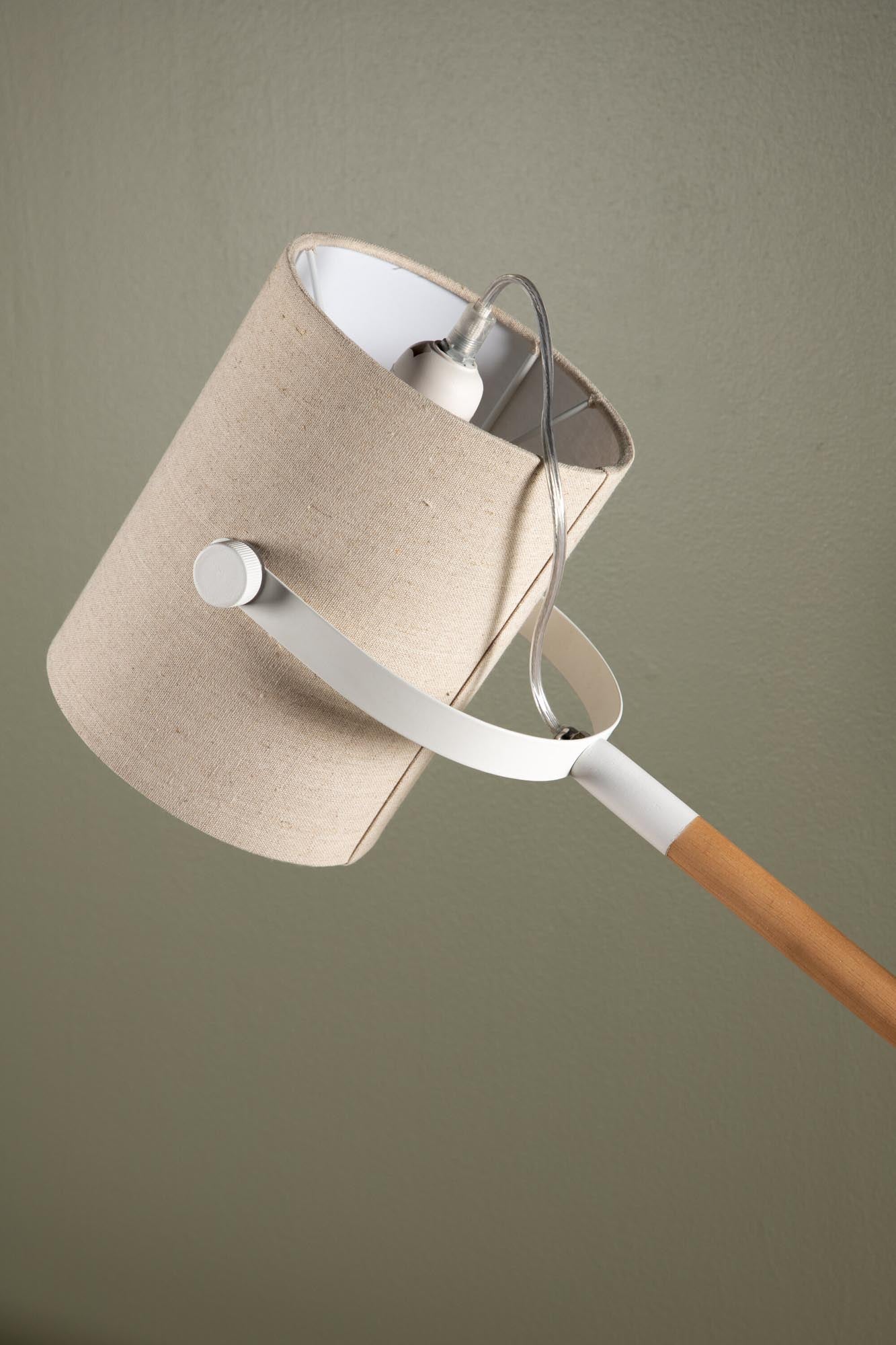 Stilvolle Dennis Tischleuchte von Venture Home in edlem Beige.