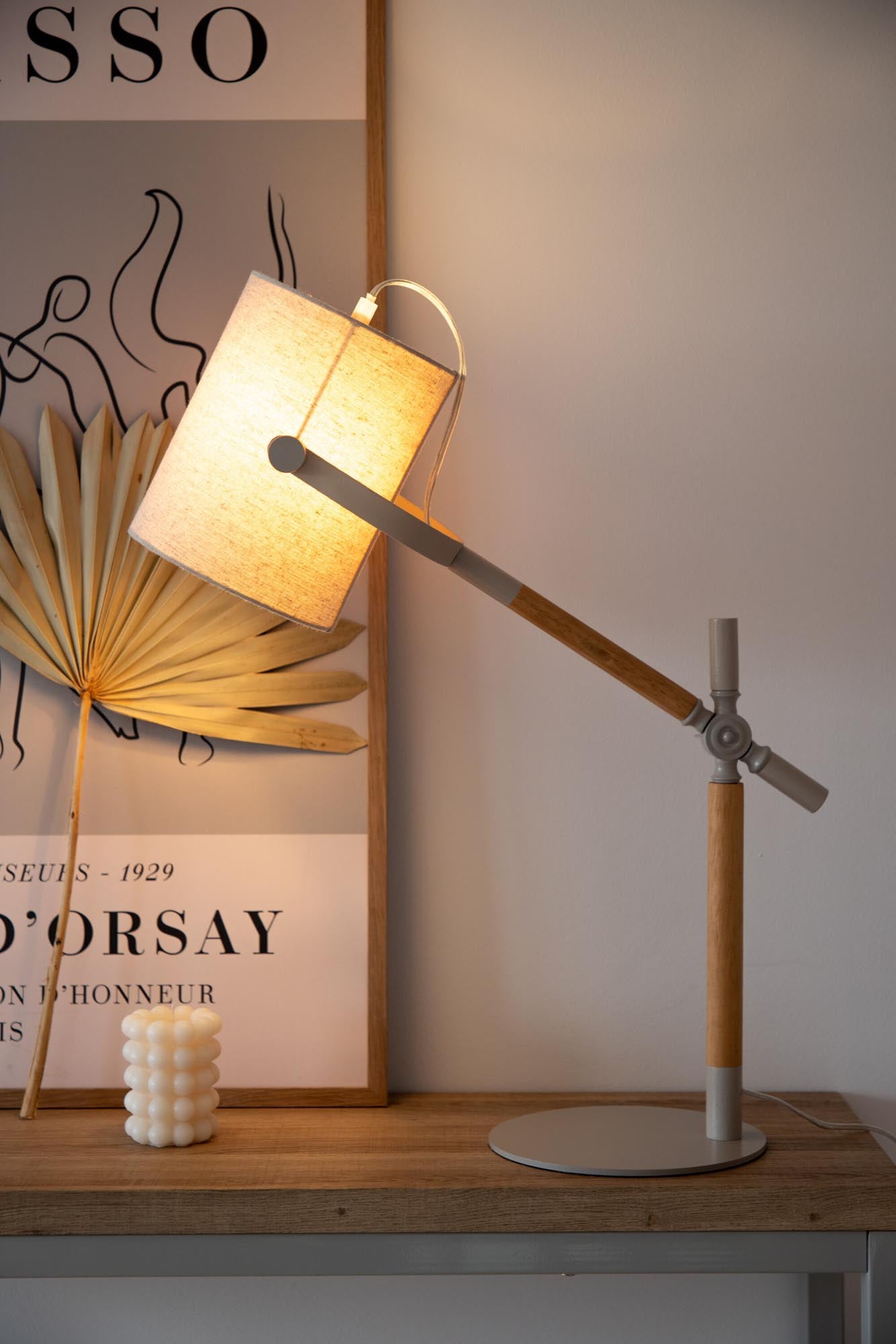 Stilvolle Dennis Tischlampe von Venture Home in modernem Design.