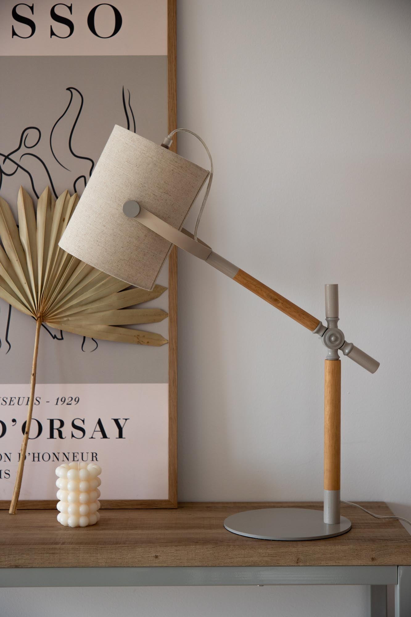 Elegante Tischleuchte Dennis von Venture Home: Hochwertiger Leinenlampenschirm, natürliche Beigetöne und vielseitige Einsatzmöglichkeiten für jeden Raum.