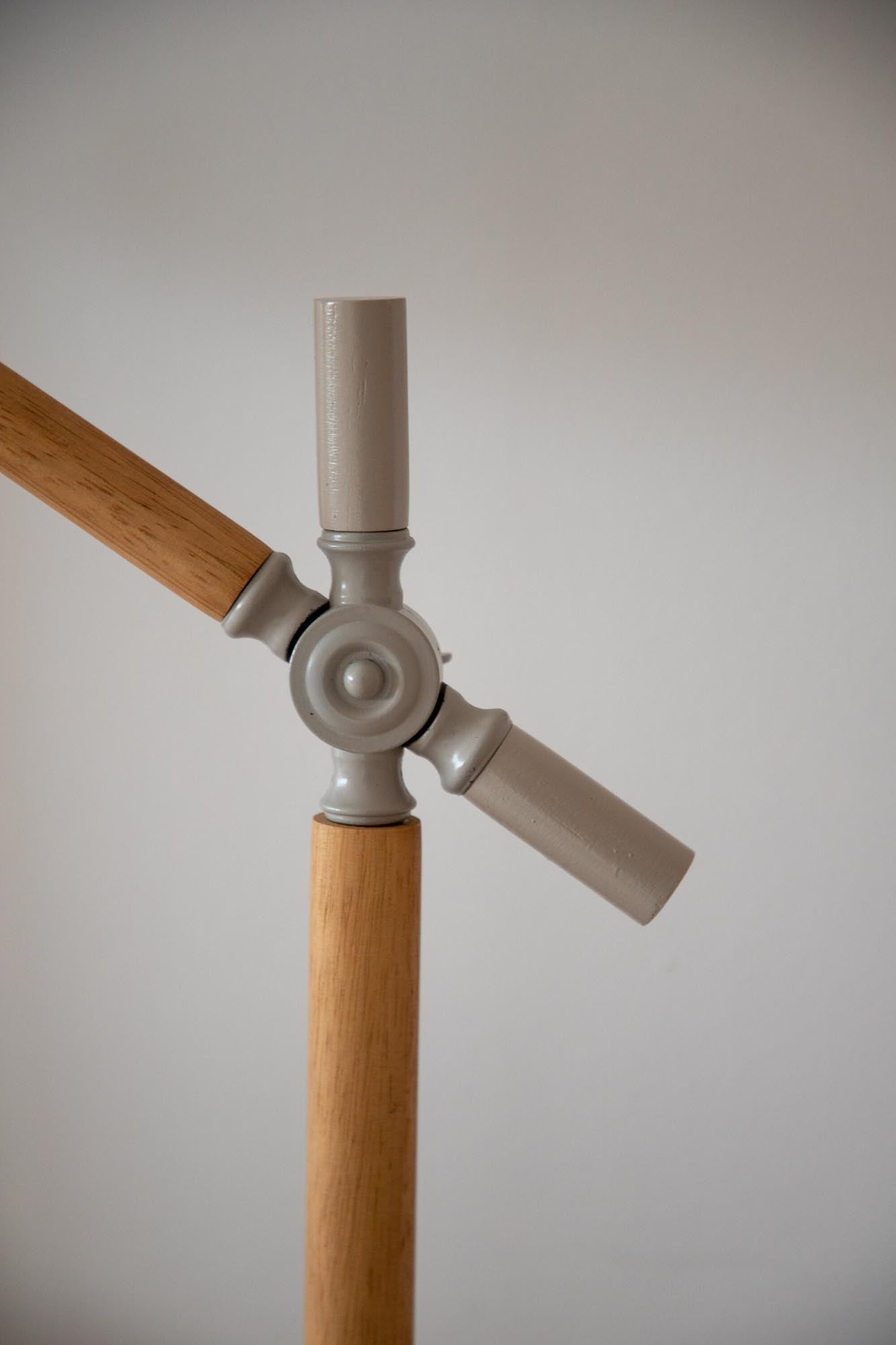 Entdecken Sie die Tischleuchte Dennis von Venture Home: Elegantes Design, hochwertiger Leinenlampenschirm und vielseitige Einsatzmöglichkeiten für ein stilvolles Zuhause.