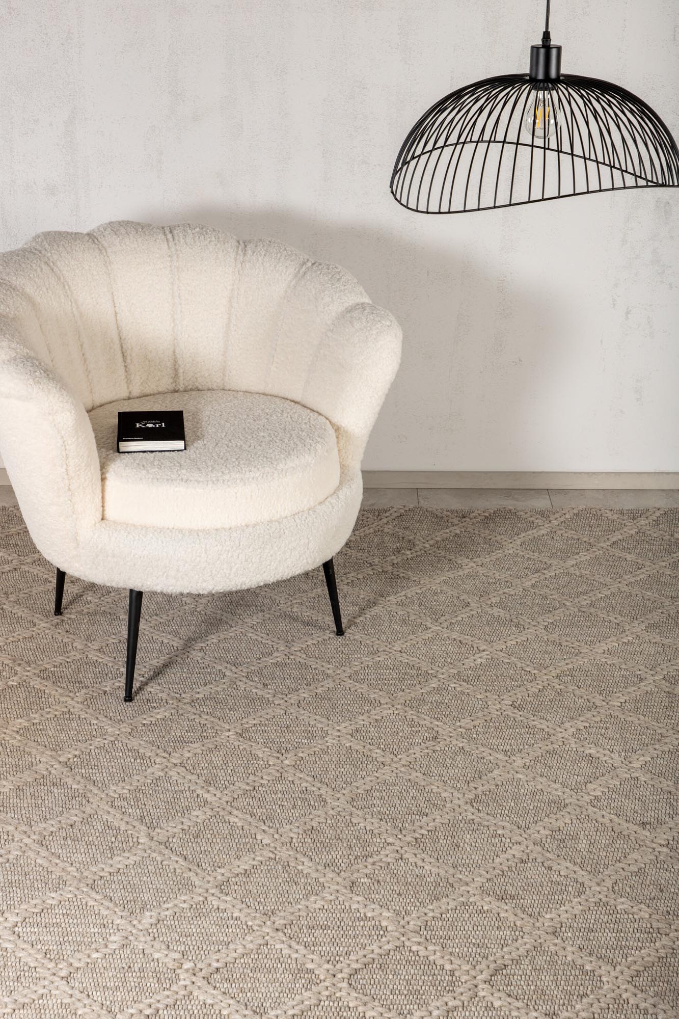 Erleben Sie den Cloudy Teppich von Venture Home – ein stilvolles, handgewebtes Wohnaccessoire aus langlebiger Wolle, das Ihr Zuhause gemütlich gestaltet.