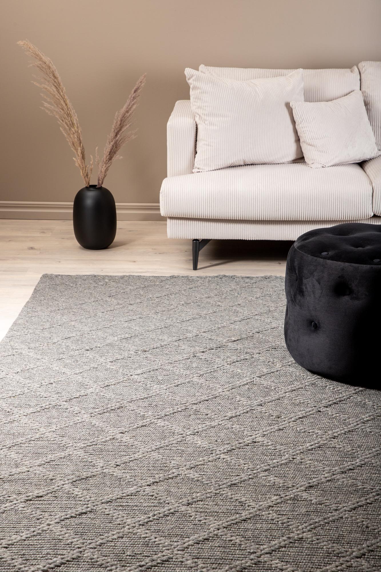 Entdecken Sie den Cloudy Teppich von Venture Home: Handgewebt aus hochwertiger Wolle, vereint er Stil und Funktionalität für Ihr Zuhause.