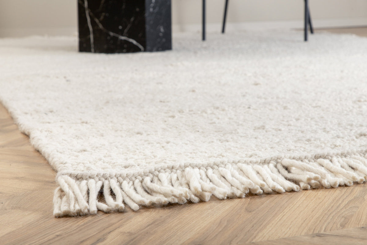 Betina Teppich in Weiss präsentiert im Onlineshop von KAQTU Design AG. Teppich ist von Venture Home