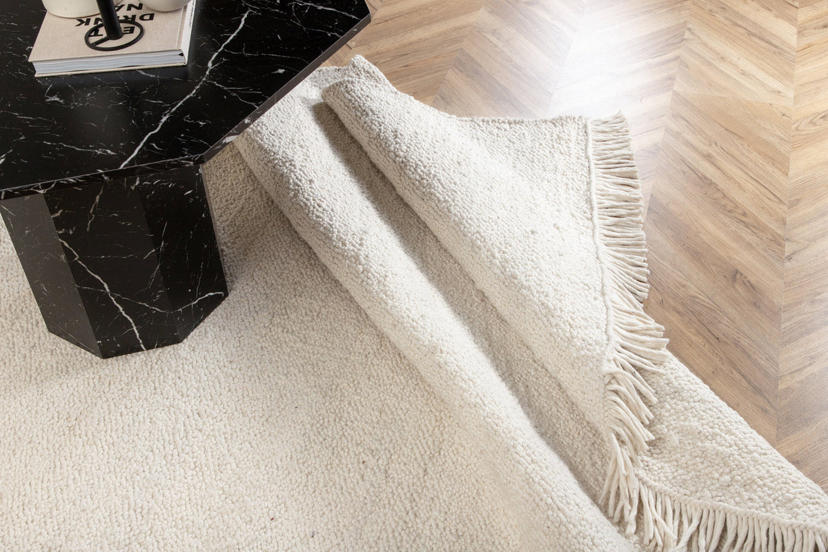 Betina Teppich in Weiss präsentiert im Onlineshop von KAQTU Design AG. Teppich ist von Venture Home