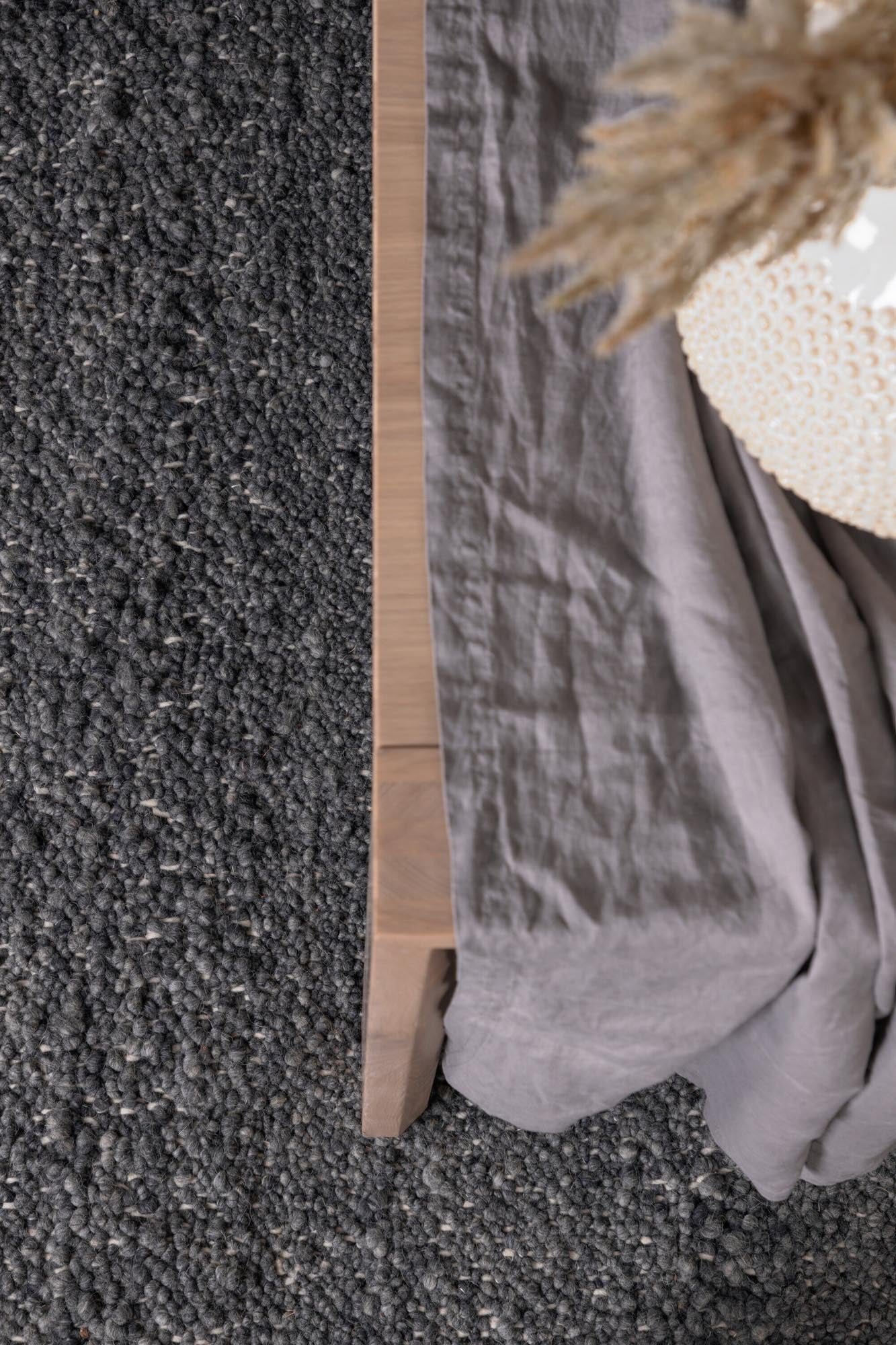 Betina Teppich in Grau präsentiert im Onlineshop von KAQTU Design AG. Teppich ist von Venture Home
