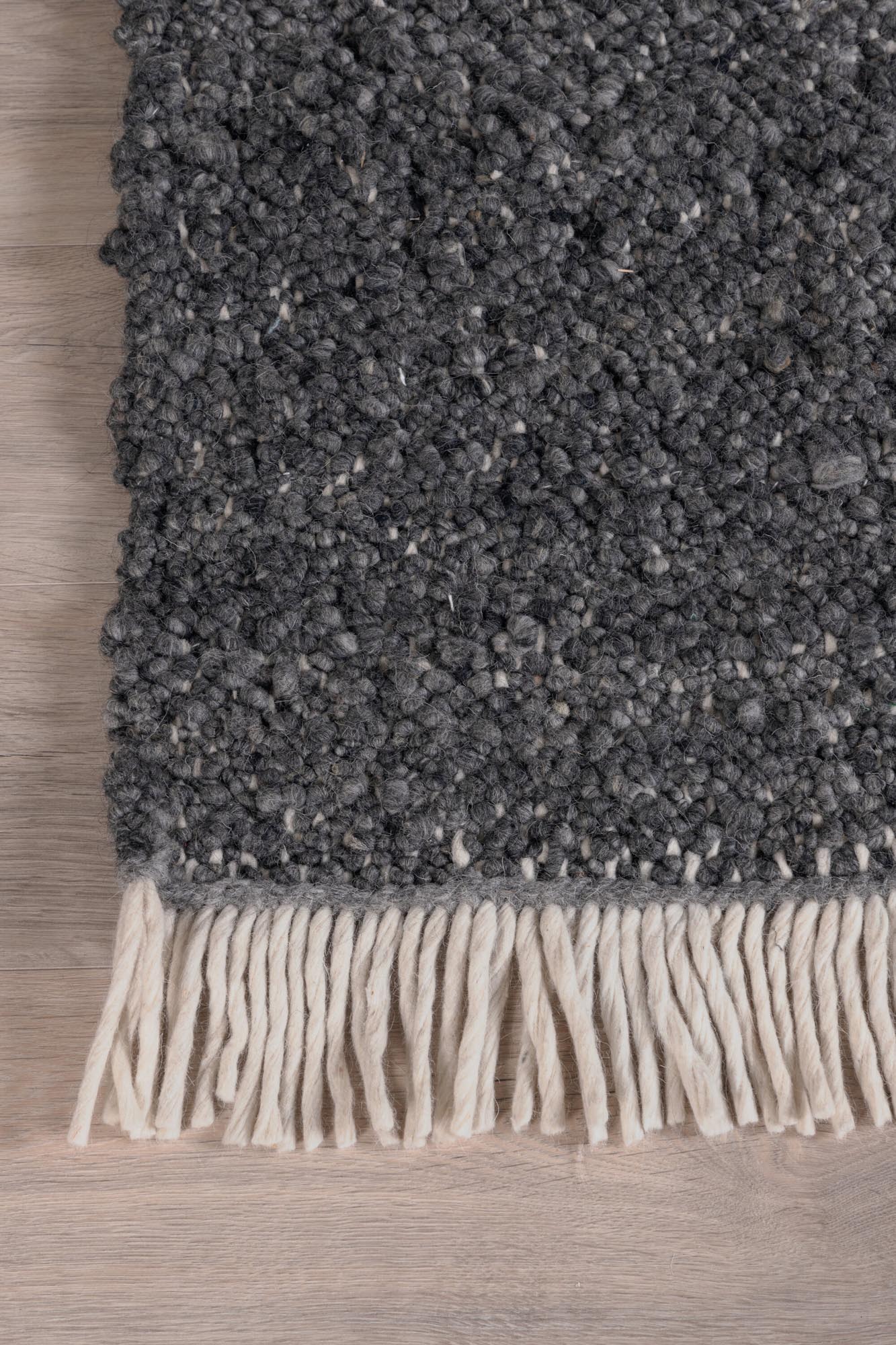 Betina Teppich in Grau präsentiert im Onlineshop von KAQTU Design AG. Teppich ist von Venture Home