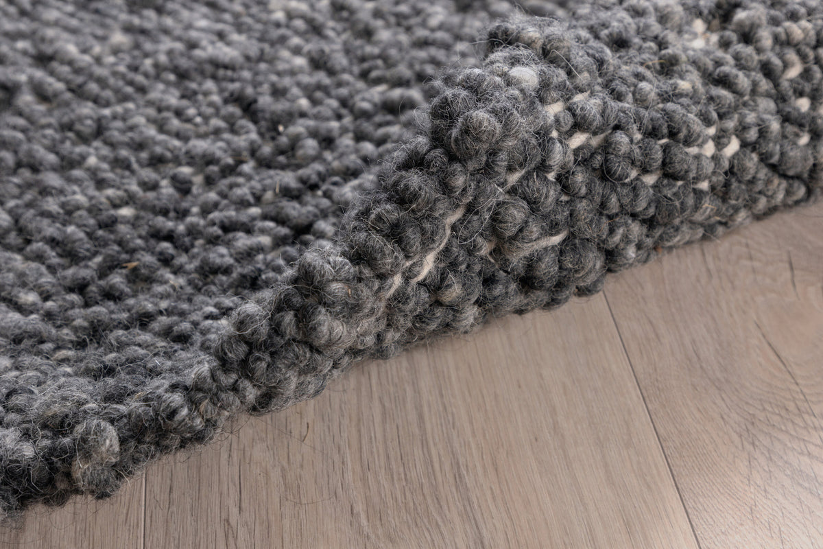 Betina Teppich in Grau präsentiert im Onlineshop von KAQTU Design AG. Teppich ist von Venture Home