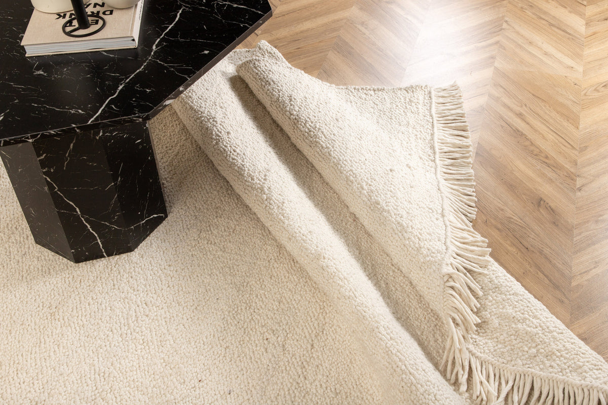 Betina Teppich in Weiss präsentiert im Onlineshop von KAQTU Design AG. Teppich ist von Venture Home