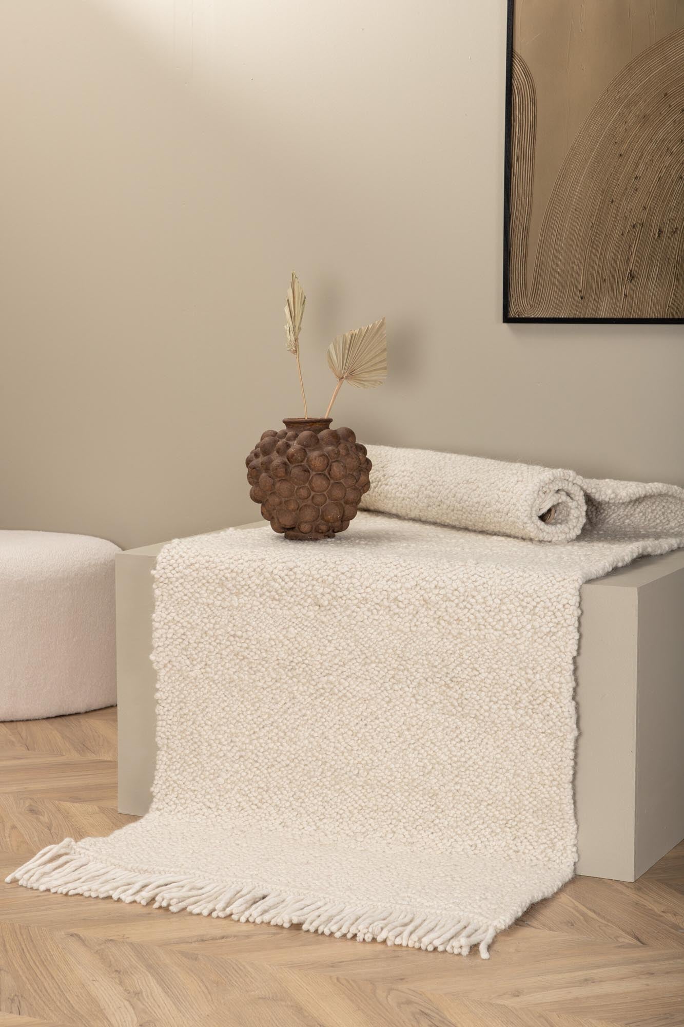 Betina Teppich in Weiss präsentiert im Onlineshop von KAQTU Design AG. Teppich ist von Venture Home