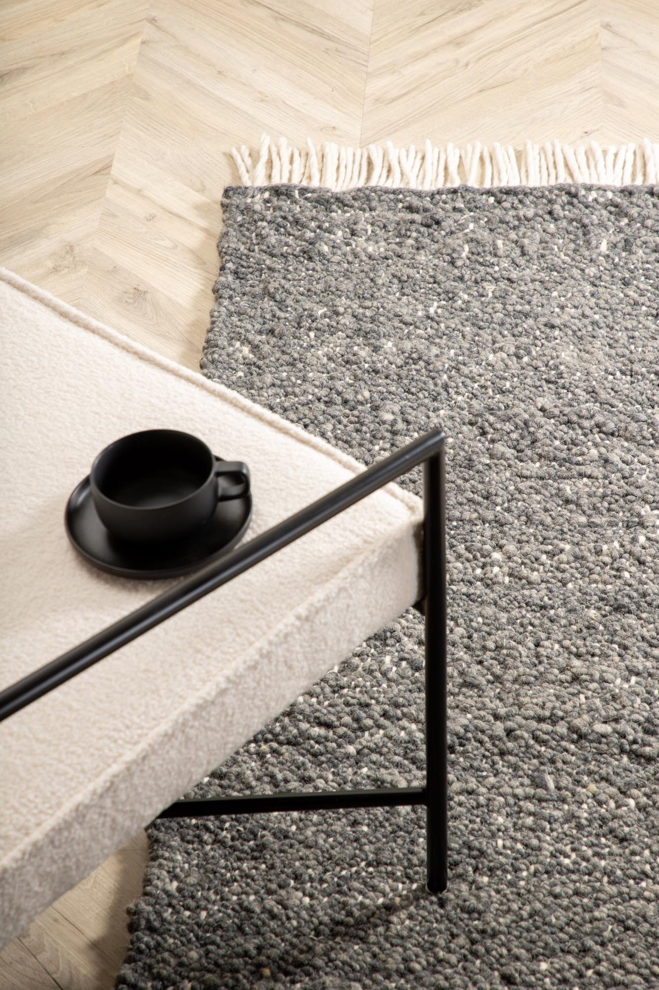 Betina Teppich in Grau präsentiert im Onlineshop von KAQTU Design AG. Teppich ist von Venture Home