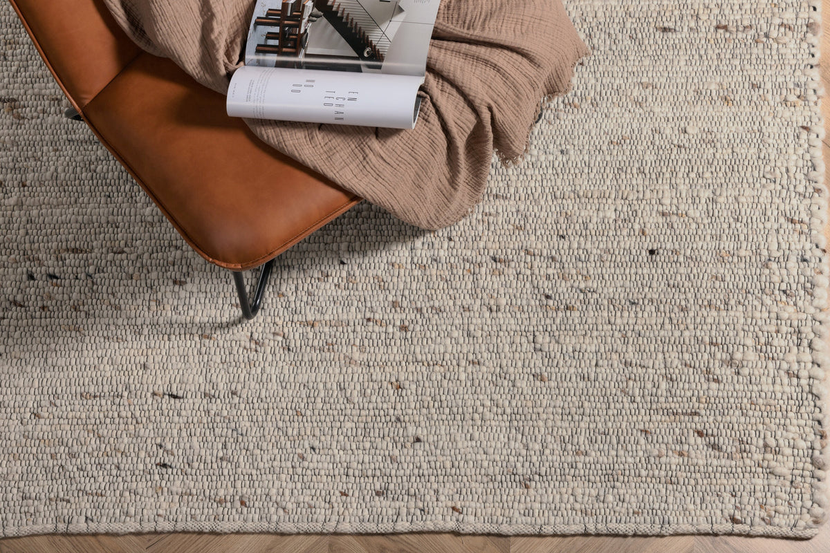 Lumpenteppich in Beige präsentiert im Onlineshop von KAQTU Design AG. Teppich ist von Venture Home