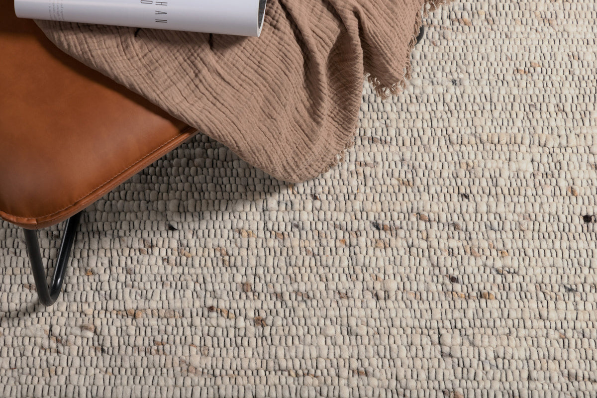 Lumpenteppich in Beige präsentiert im Onlineshop von KAQTU Design AG. Teppich ist von Venture Home