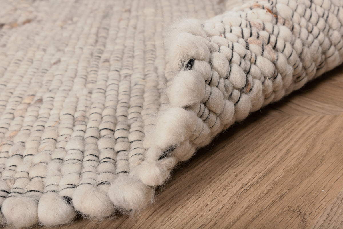 Lumpenteppich in Beige präsentiert im Onlineshop von KAQTU Design AG. Teppich ist von Venture Home
