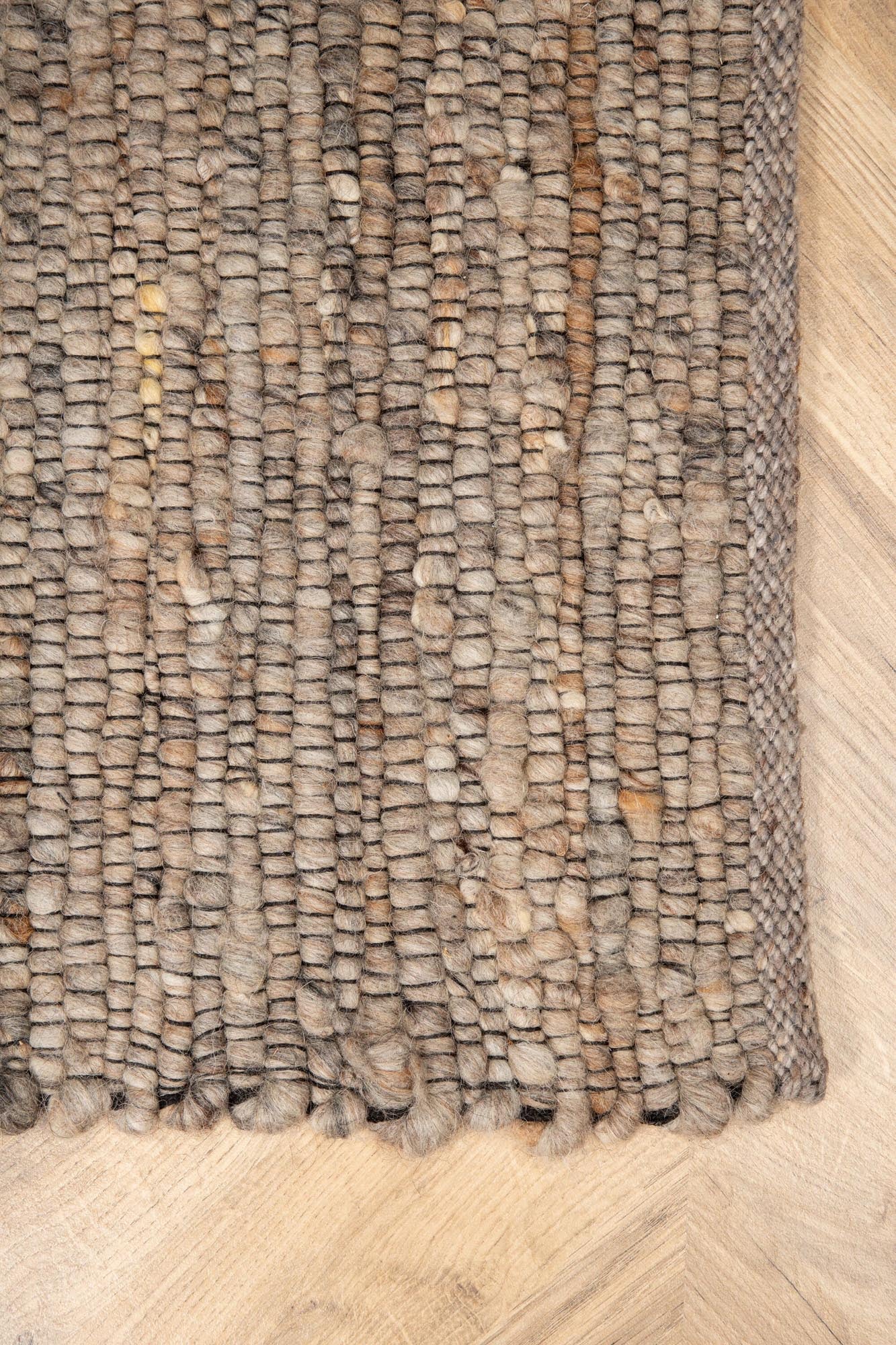 Lumpenteppich in Grau präsentiert im Onlineshop von KAQTU Design AG. Teppich ist von Venture Home
