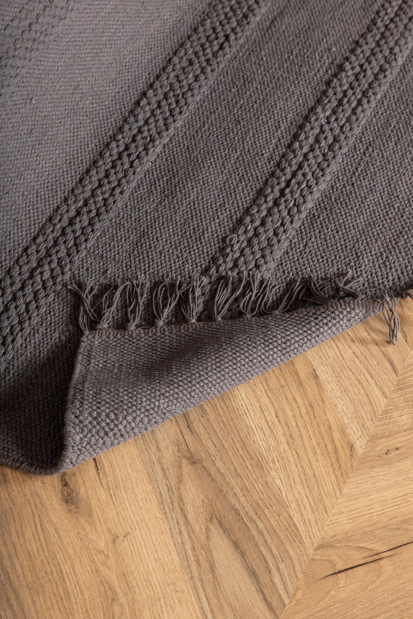 Nico Teppich in Grau präsentiert im Onlineshop von KAQTU Design AG. Teppich ist von Venture Home