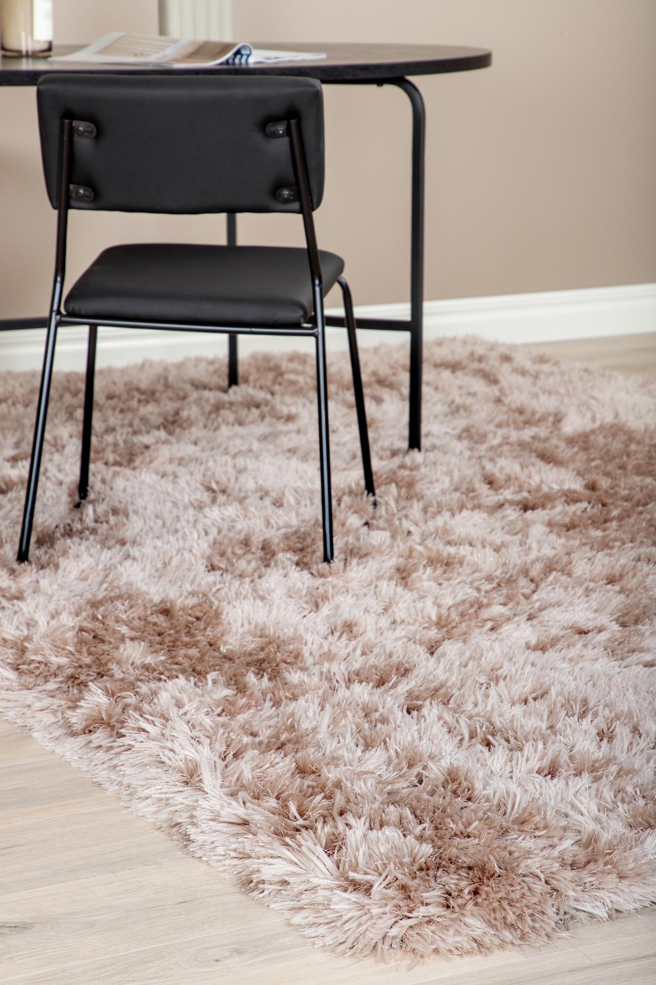 Entdecken Sie den Grace Teppich von Venture Home: Ein luxuriöser, weicher Teppich aus strapazierfähigem Polyester, ideal für stilvolle Wohnräume!