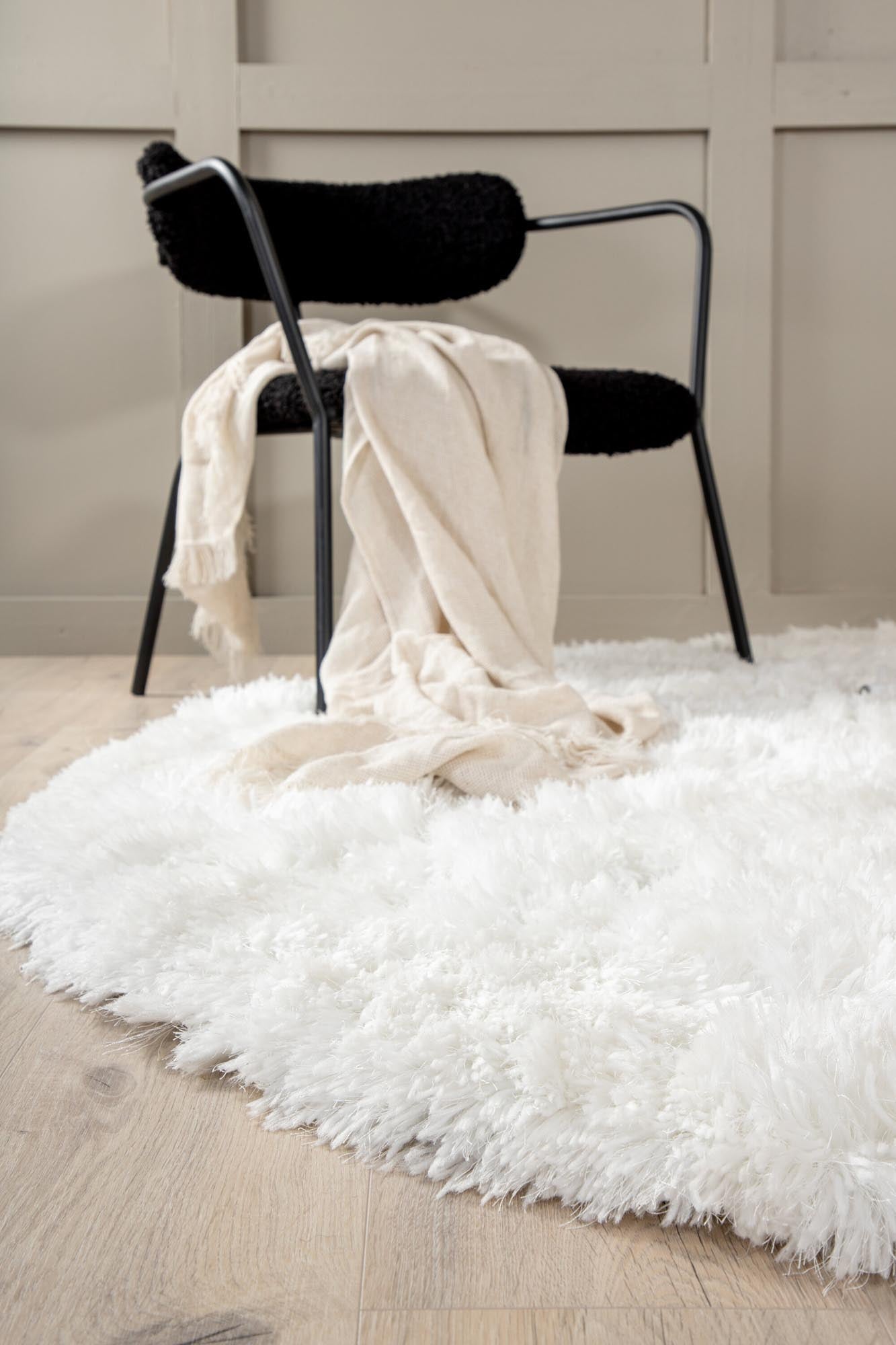 Entdecken Sie den Grace Teppich von Venture Home – ein luxuriöser, pflegeleichter Teppich aus hochwertigem Polyester, der jedem Raum Eleganz verleiht.