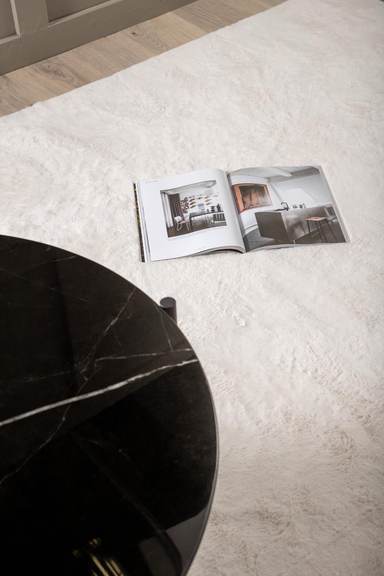 Eleganter Nina Teppich von Venture Home in luxuriösem Schwarz mit seidiger Haptik. Ideal für stilvolle Akzente in jedem Raum.