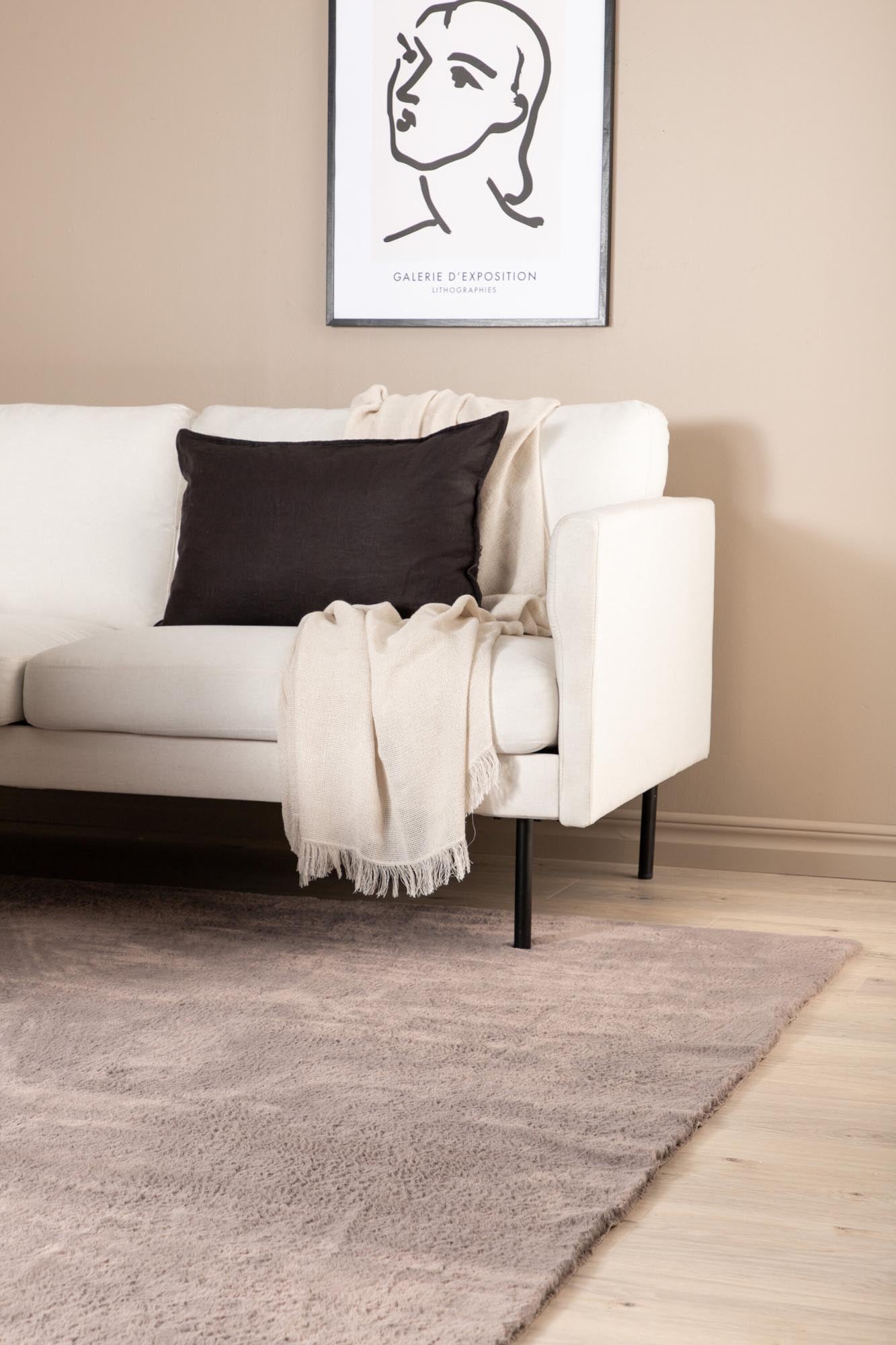 Eleganter Nina Teppich von Venture Home in luxuriösem Schwarz mit seidiger Haptik. Ideal für stilvolle Akzente in jedem Raum.