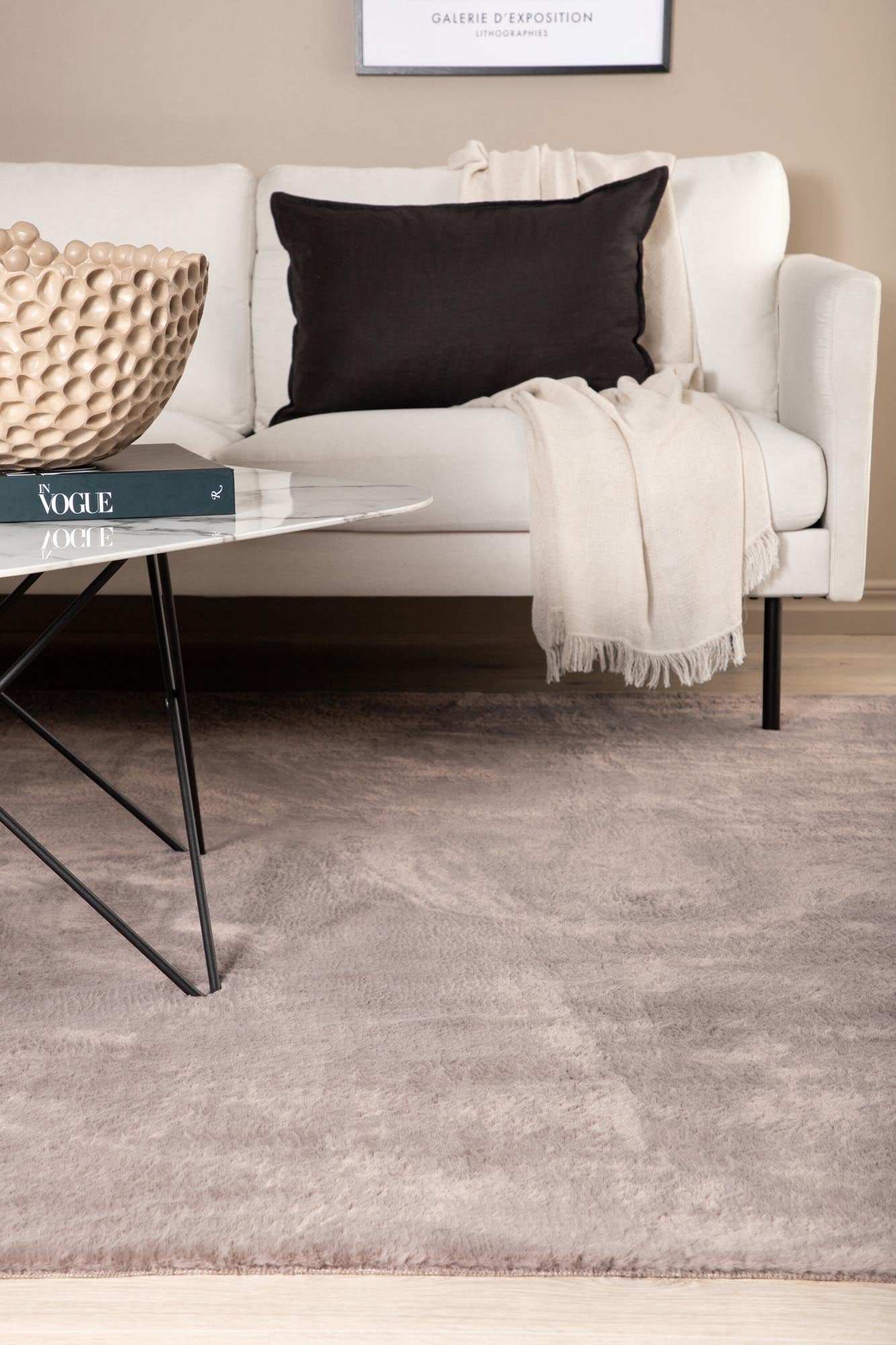 Eleganter Nina Teppich von Venture Home in zeitlosem Schwarz.