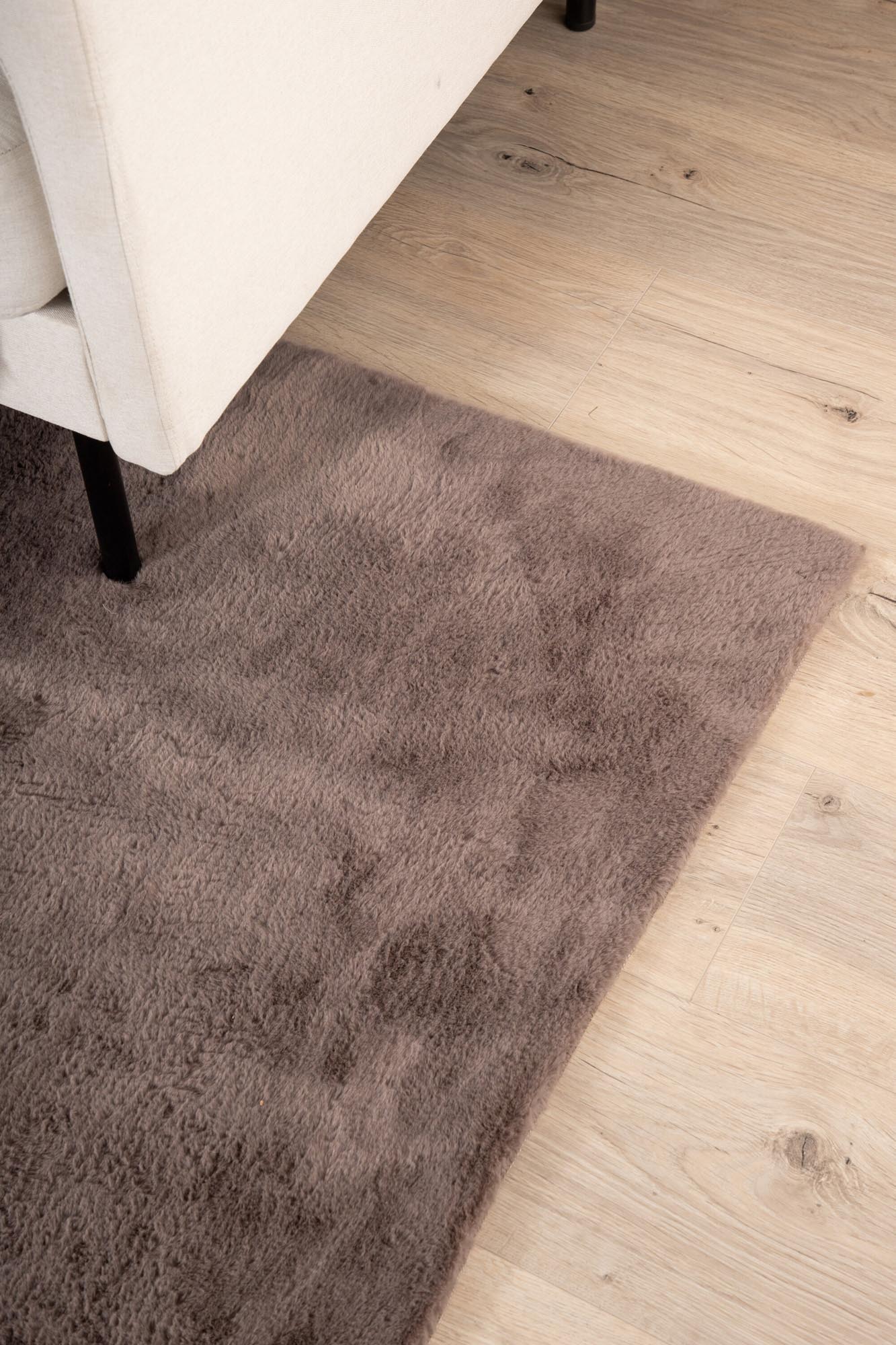 Entdecken Sie den Nina Teppich von Venture Home – eine luxuriöse Polyestermatte in edlem Schwarz, die jedem Raum Eleganz und Gemütlichkeit verleiht.