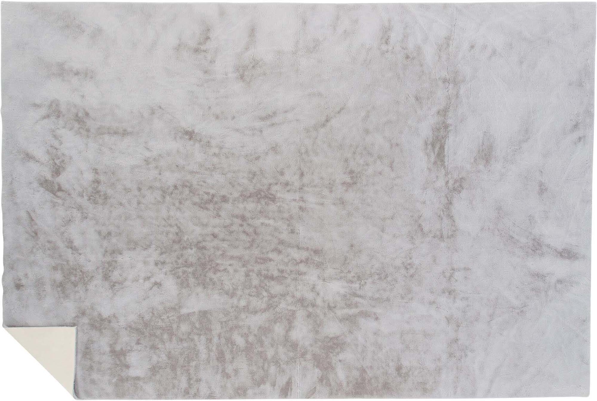 Entdecken Sie den stilvollen Nina Teppich von Venture Home in edlem Schwarz. Seine seidige Oberfläche und pflegeleichte Eigenschaften machen ihn ideal für jedes Zuhause.