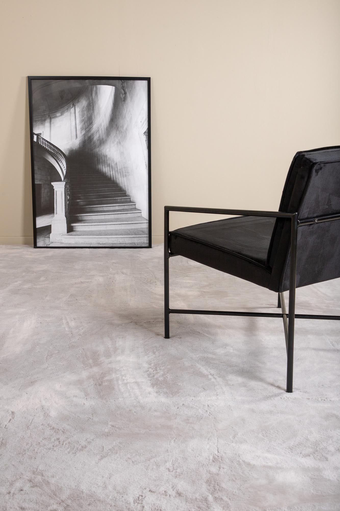 Eleganter Nina Teppich von Venture Home in klassischem Schwarz.