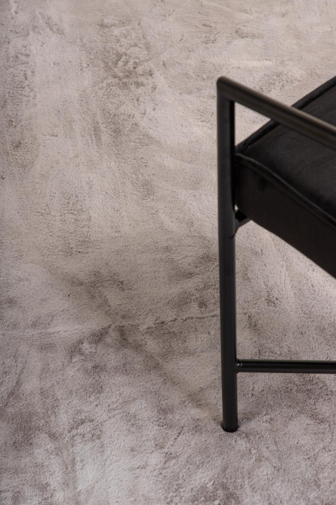 Eleganter Nina Teppich von Venture Home in luxuriösem Schwarz mit seidiger Haptik. Perfekt für jeden Raum und pflegeleicht.