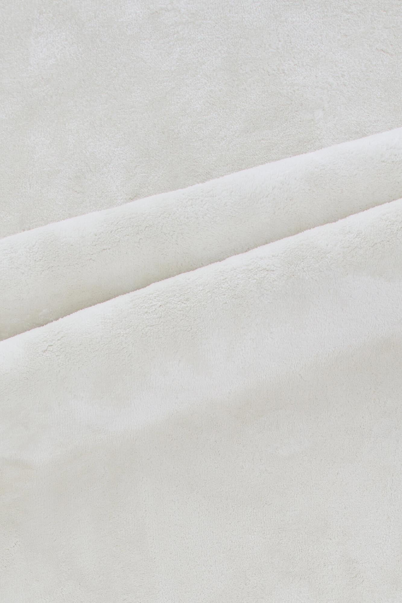 Blanca Teppich in Weiss präsentiert im Onlineshop von KAQTU Design AG. Teppich ist von Venture Home