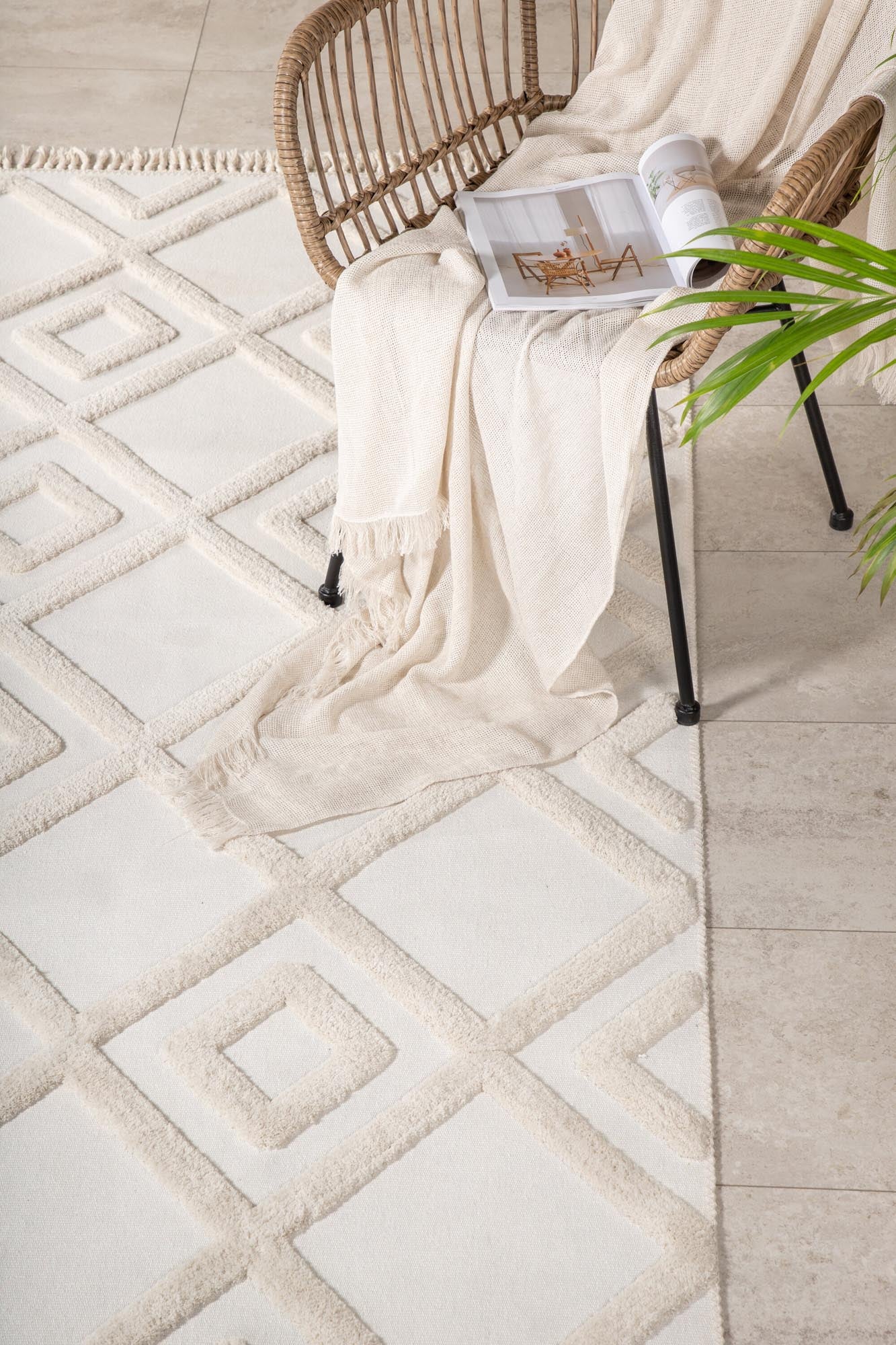 Towa Teppich in Weiss präsentiert im Onlineshop von KAQTU Design AG. Teppich ist von Venture Home