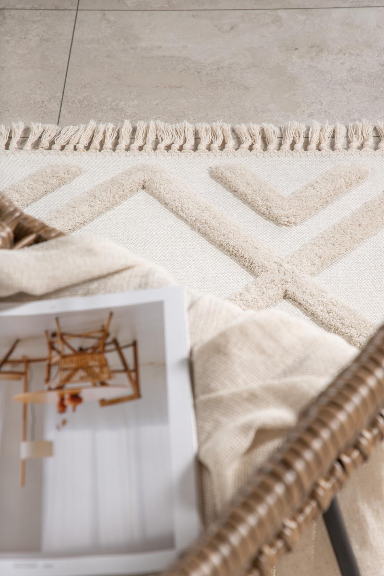 Towa Teppich in Weiss präsentiert im Onlineshop von KAQTU Design AG. Teppich ist von Venture Home