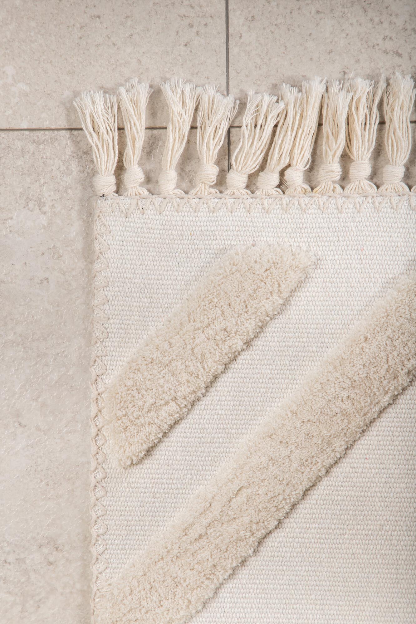Towa Teppich in Weiss präsentiert im Onlineshop von KAQTU Design AG. Teppich ist von Venture Home